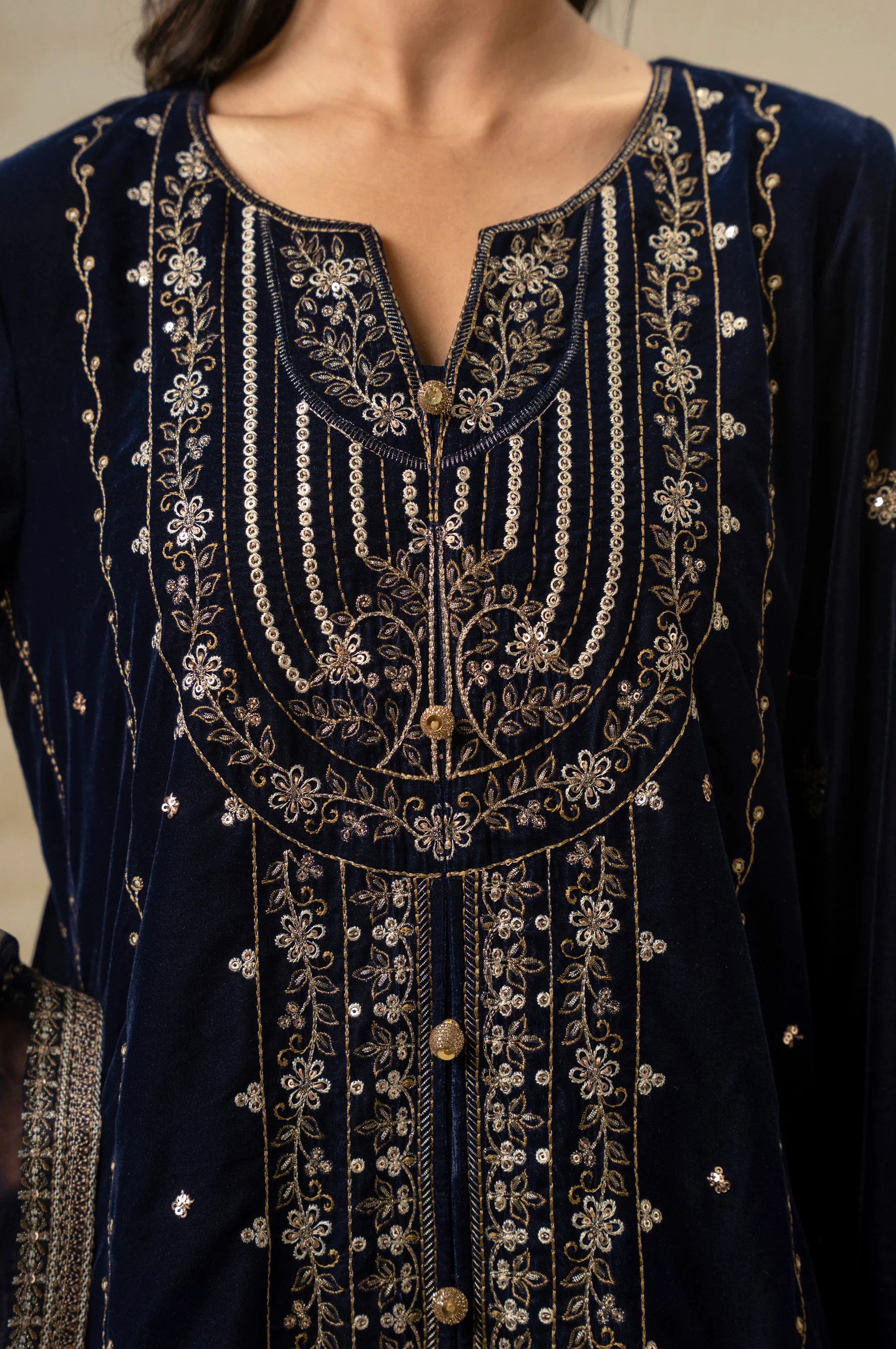 UNSTITCHED EMBROIDERED VELVET SUIT - Image 7