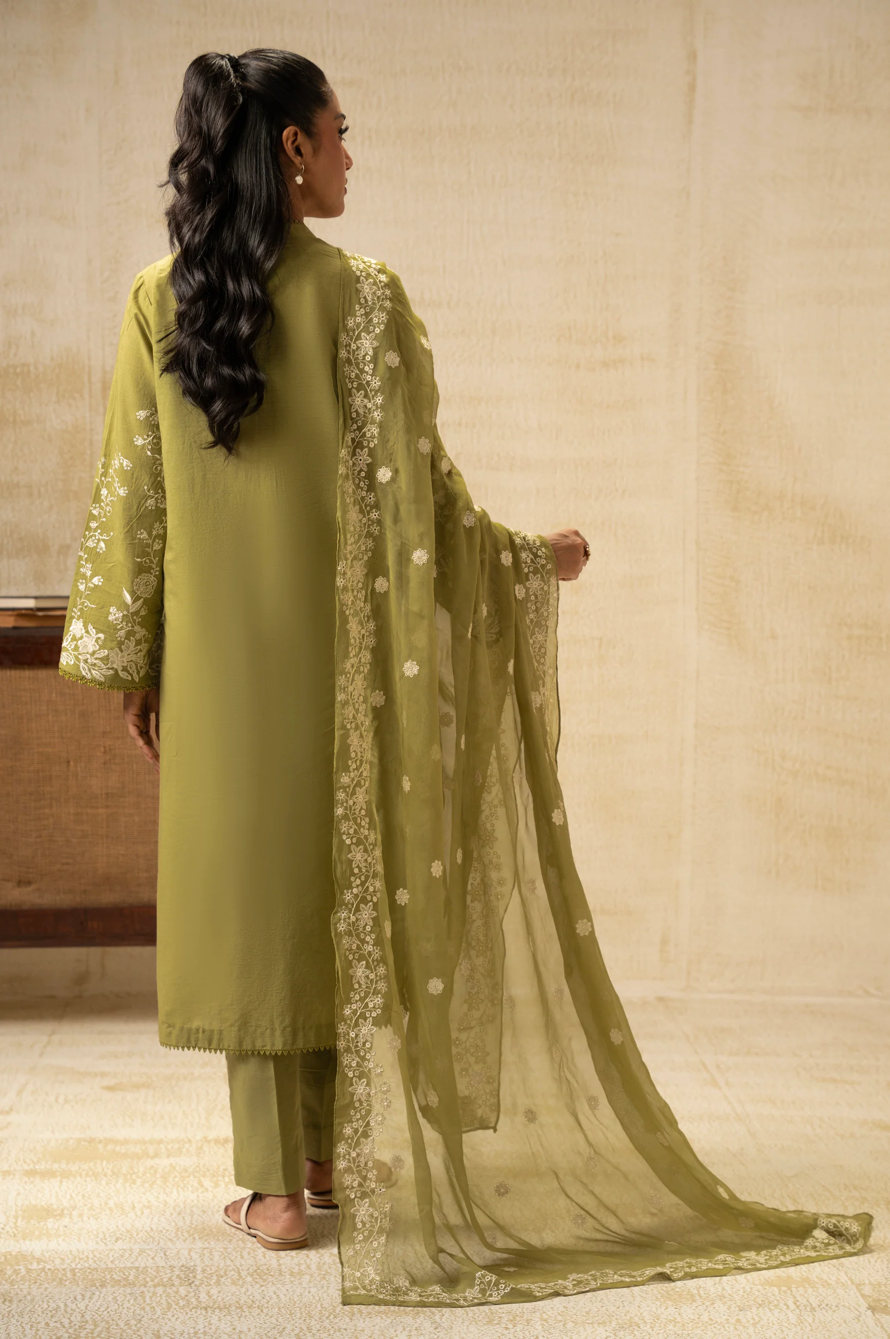 UNSTITCHED EMBROIDERED SUIT - Image 5