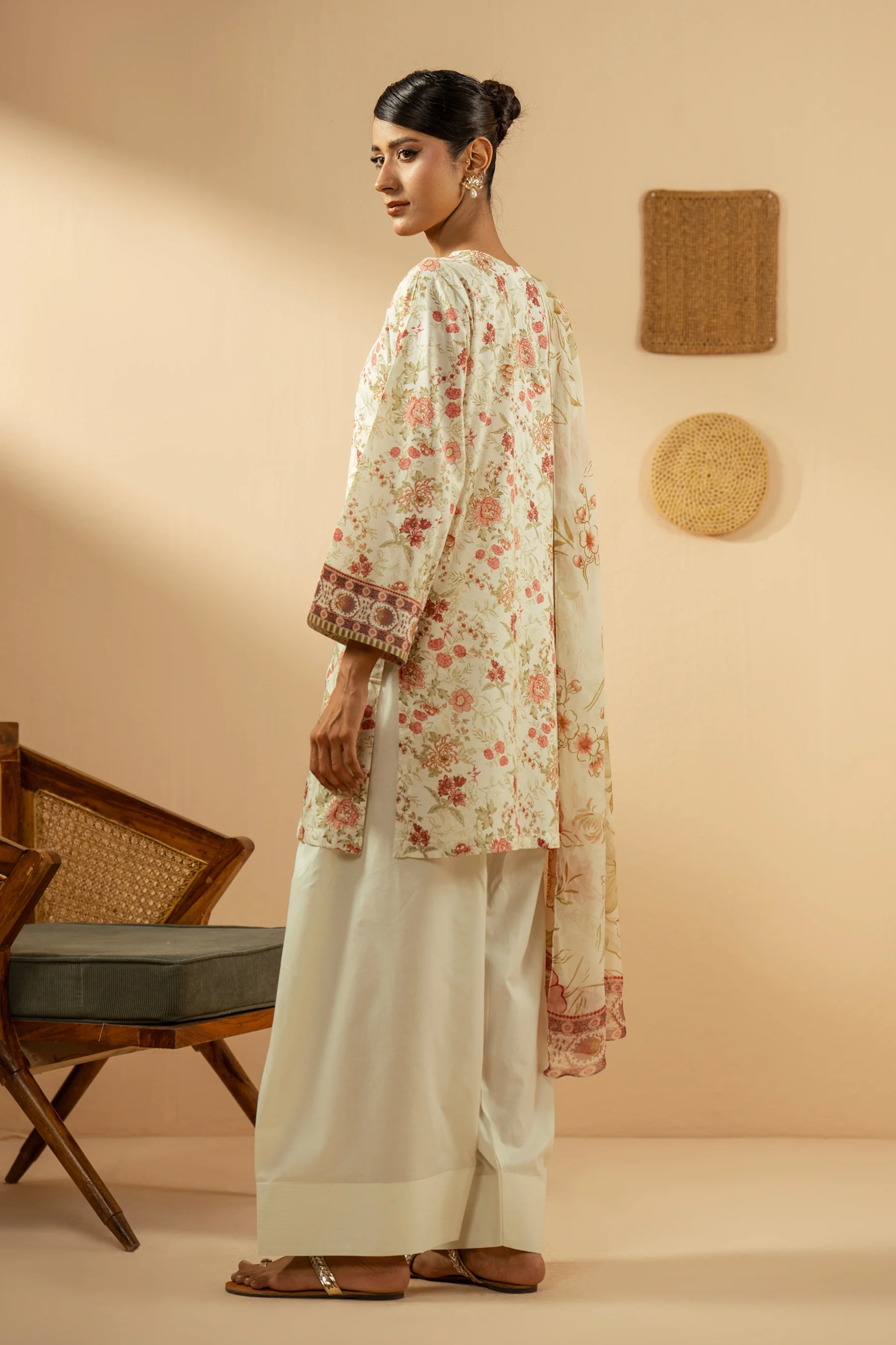 PRINTED LAWN STITCHED 3 PIECE SUIT - Image 4