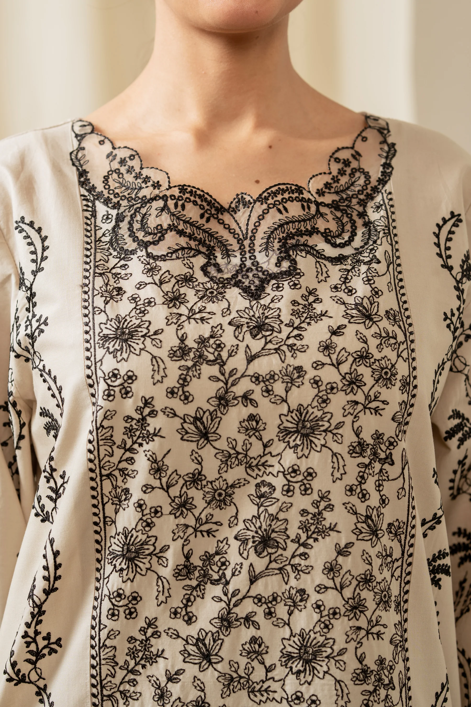 EMBROIDERED CAMBRIC STITCHED 3 PIECE SUIT - Image 2