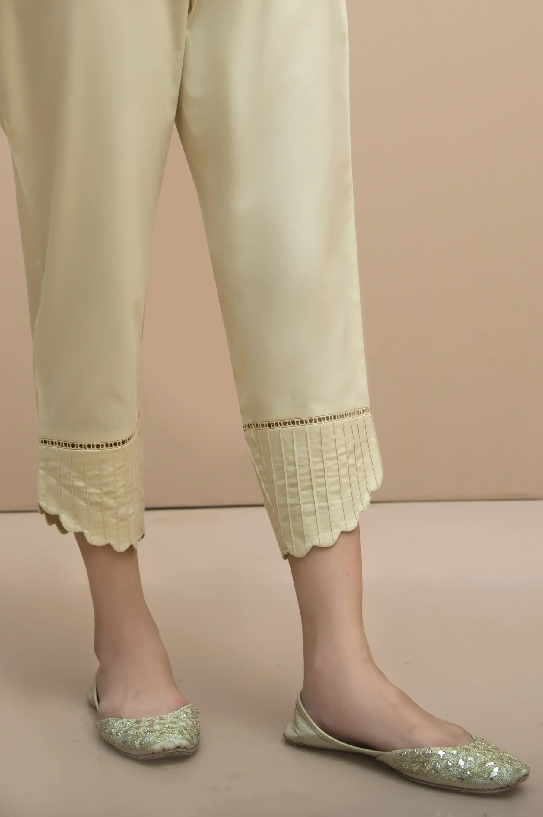 Embellished cigarette Pants  - Beige - Image 4