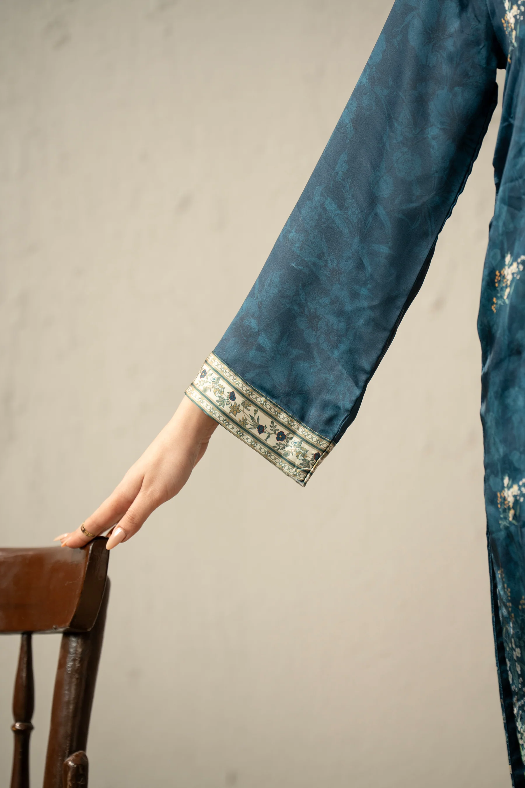 EMBELLISHED SILK STITCHED 2 PIECE SUIT - Image 5