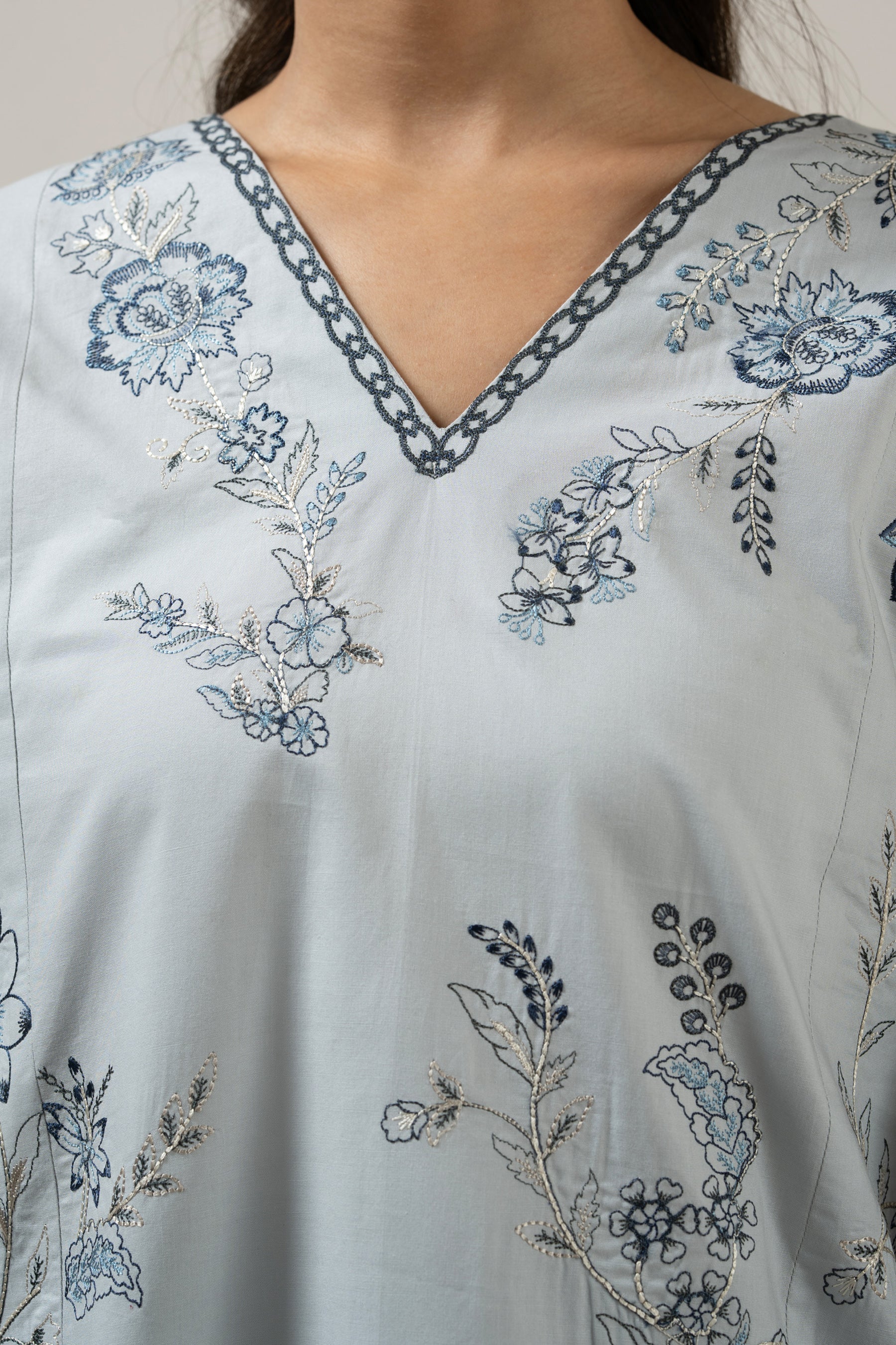 EMBROIDERED CAMBRIC STITCHED 3 PIECE SUIT - Image 2