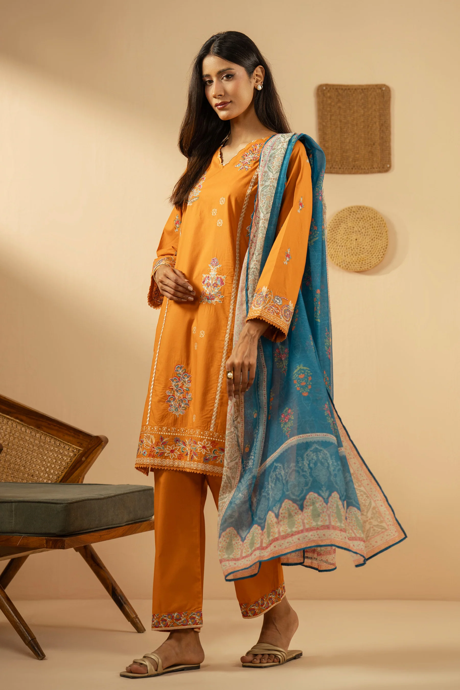 EMBROIDERED CAMBRIC STITCHED 3 PIECE SUIT - Image 4