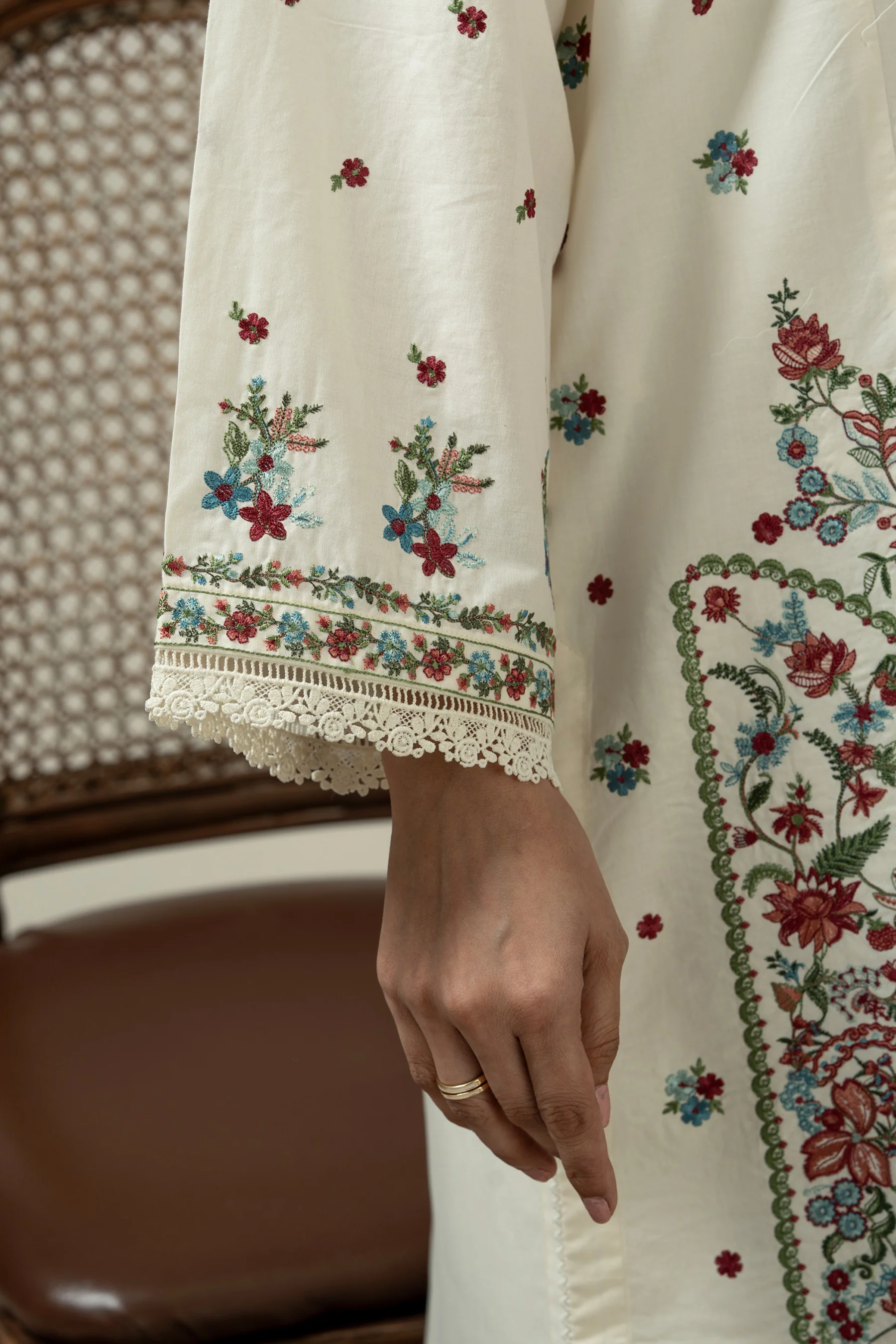 EMBROIDERED CAMBRIC STITCHED 3 PIECE SUIT - Image 6
