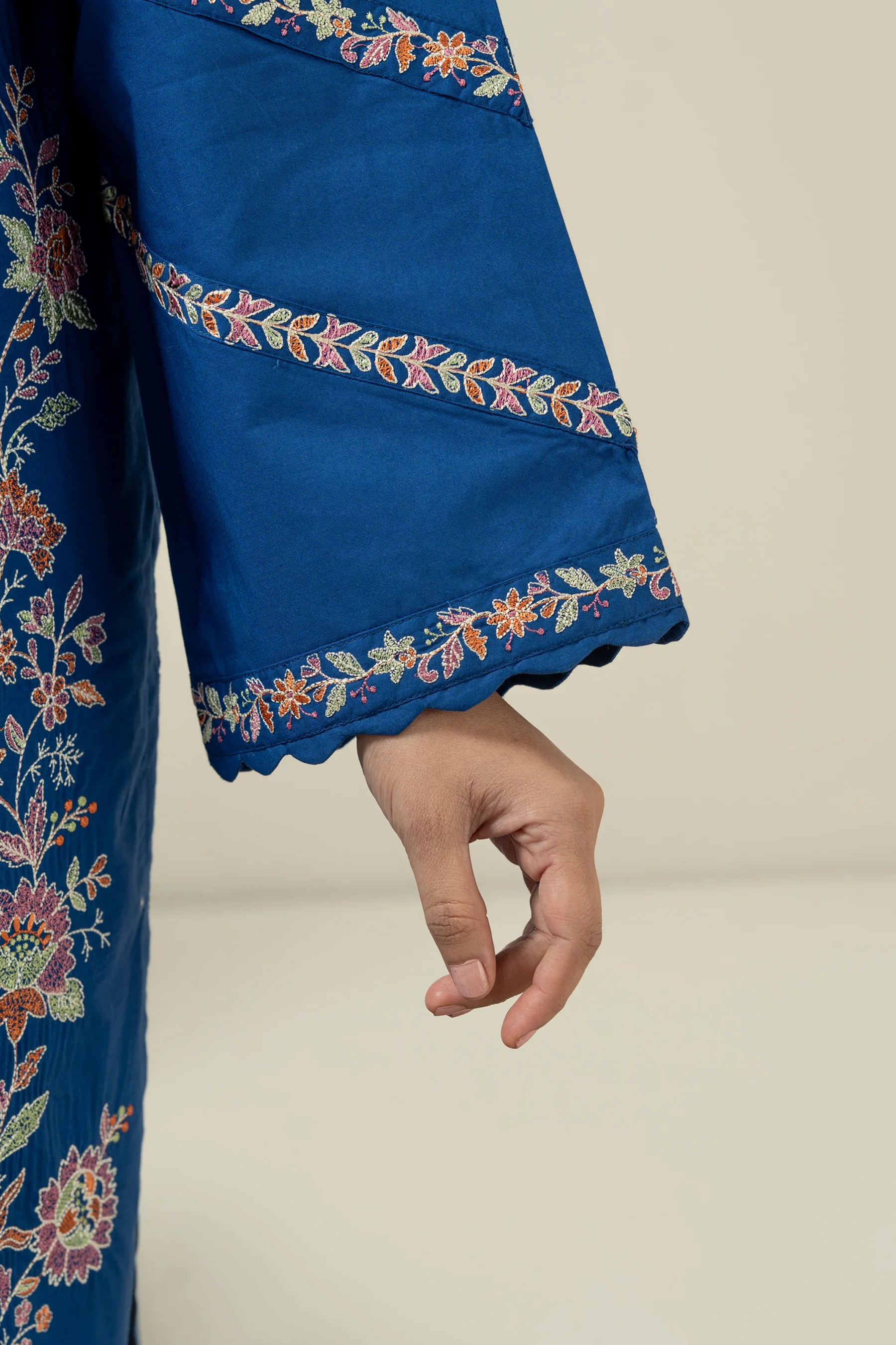 EMBROIDERED CAMBRIC STITCHED 3 PIECE SUIT - Image 6