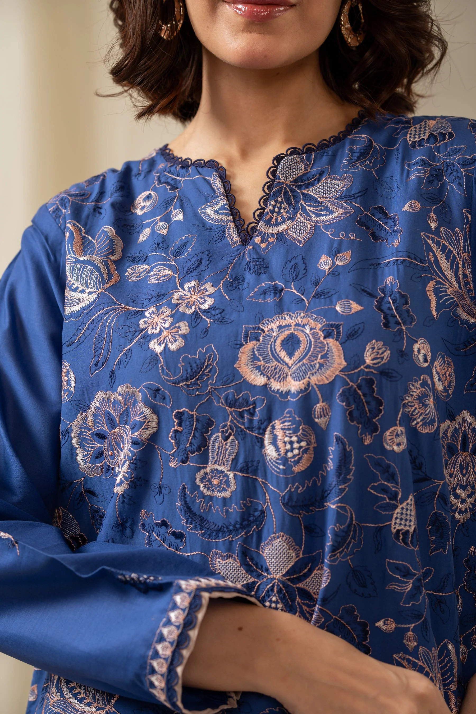 EMBROIDERED CAMBRIC UNSTITCHED 3 PIECE SUIT (FACTORY E-OUTLET) - Image 3