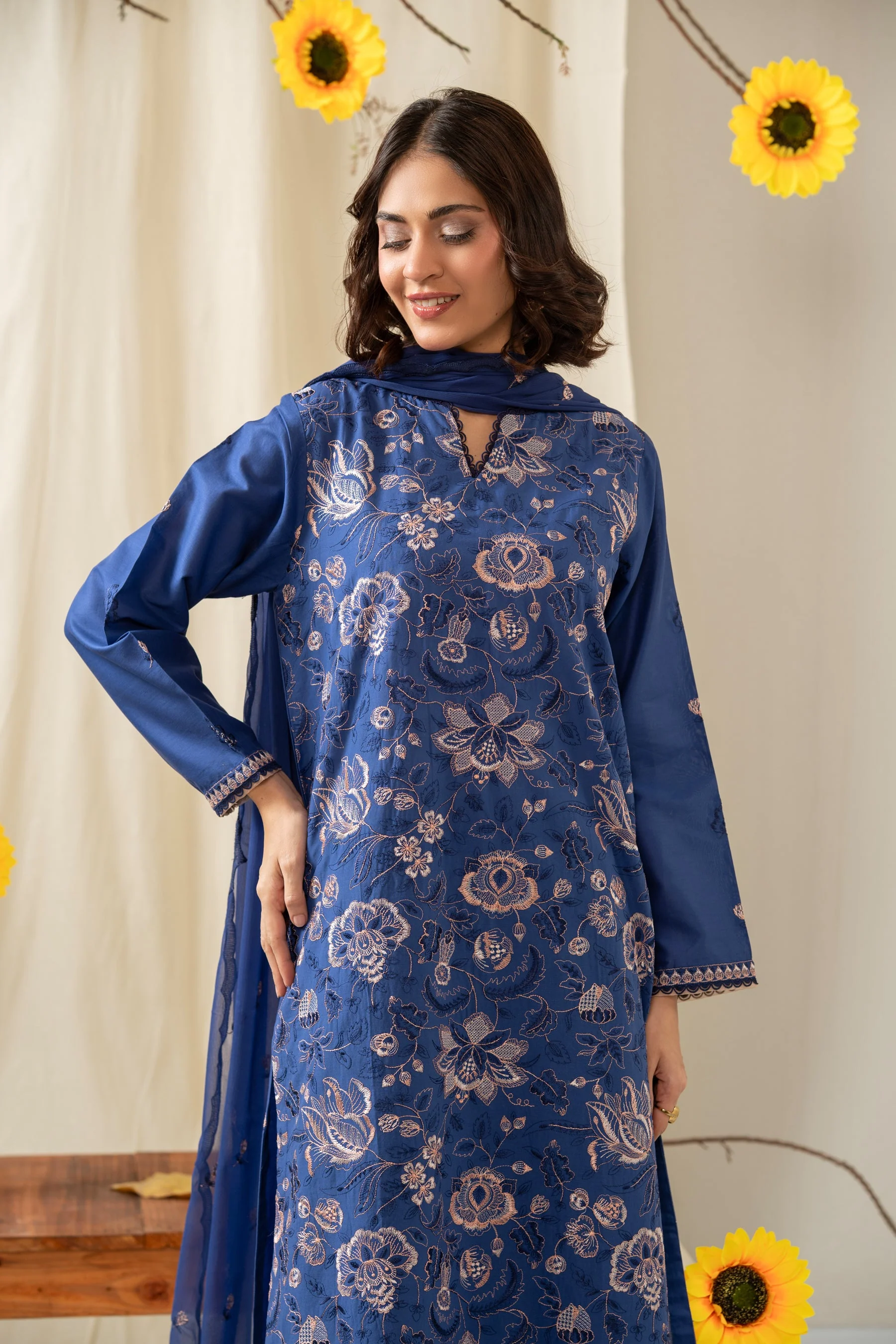 EMBROIDERED CAMBRIC UNSTITCHED 3 PIECE SUIT (FACTORY E-OUTLET) - Image 4