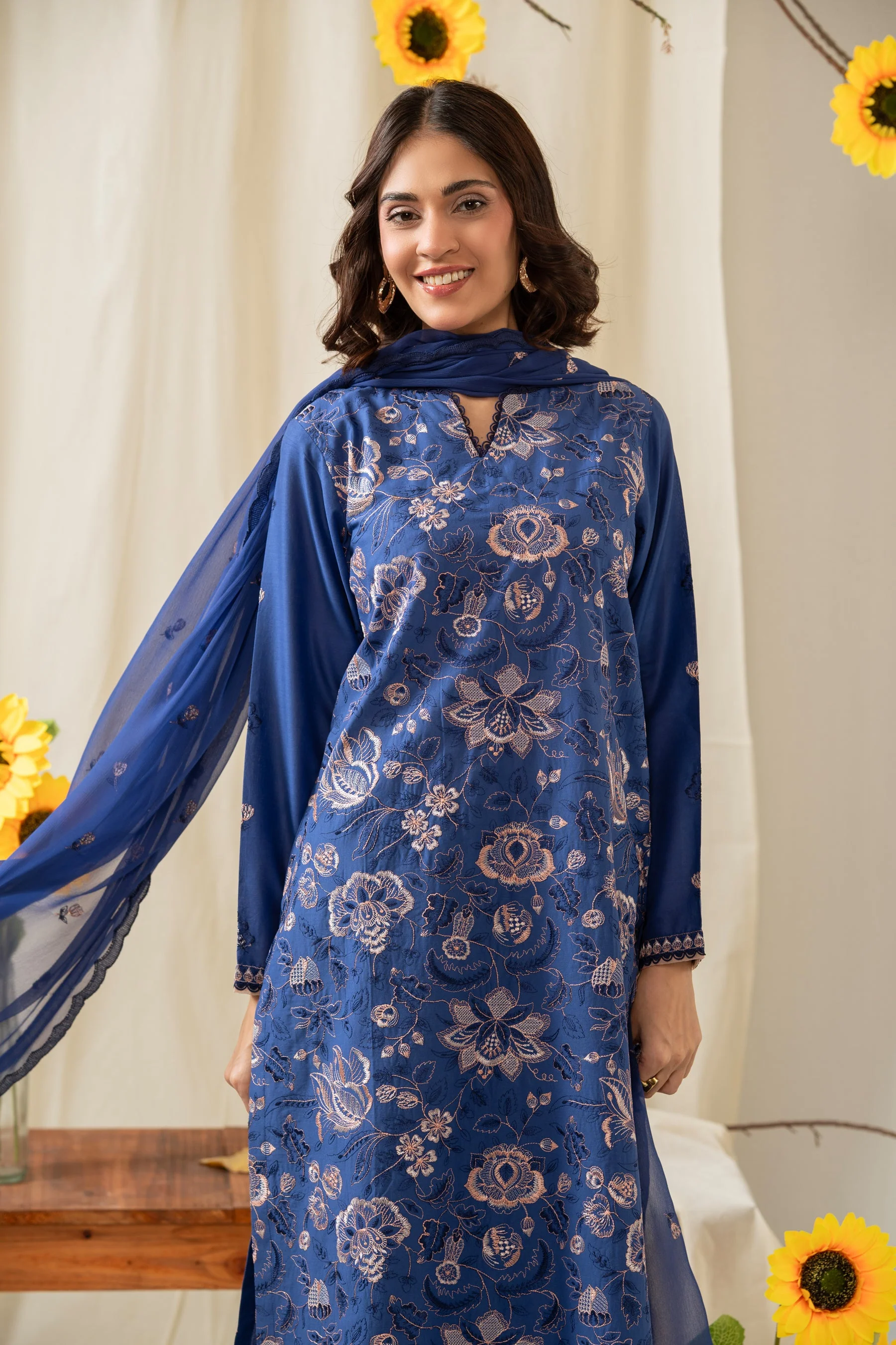 EMBROIDERED CAMBRIC UNSTITCHED 3 PIECE SUIT (FACTORY E-OUTLET) - Image 5