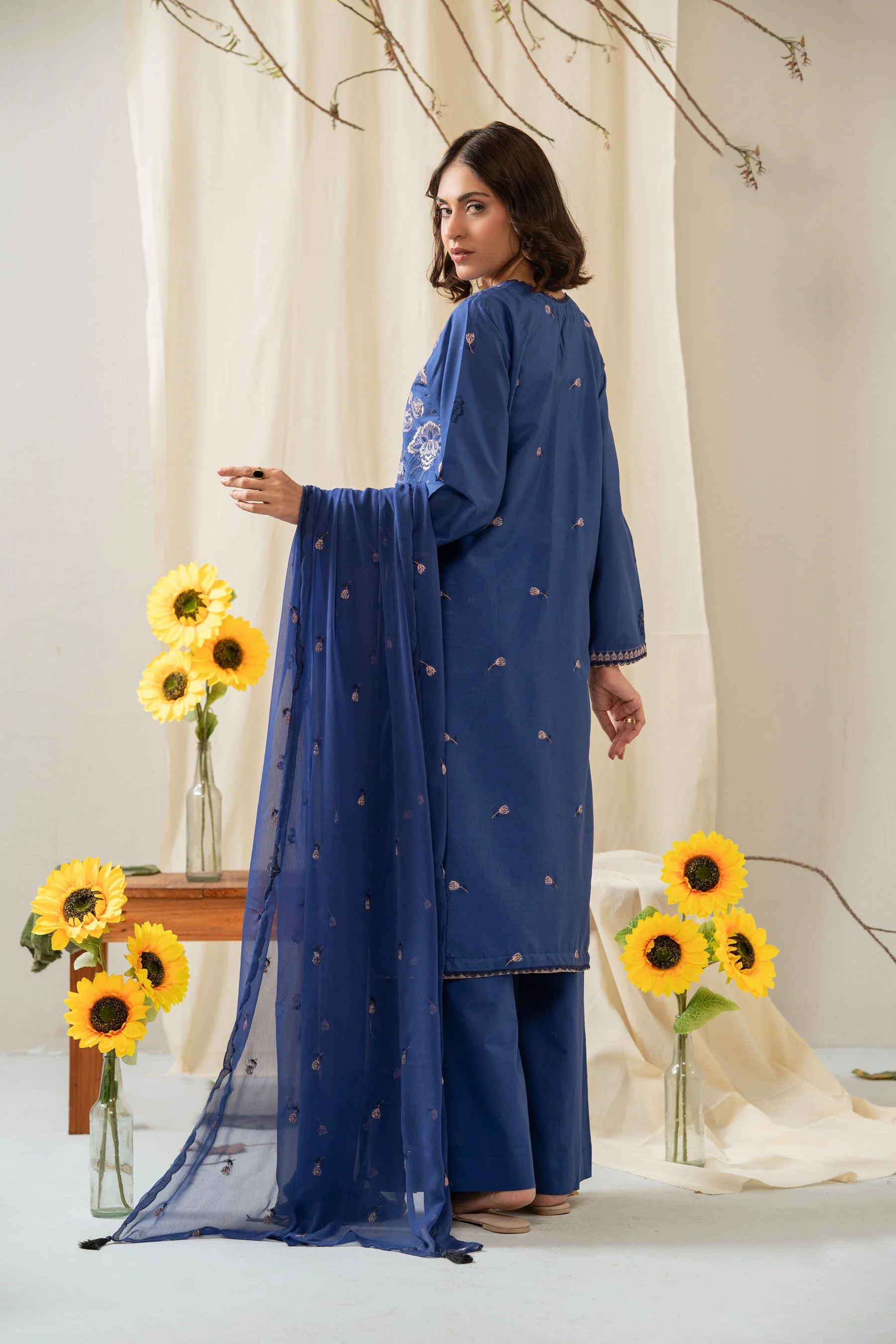 EMBROIDERED CAMBRIC UNSTITCHED 3 PIECE SUIT (FACTORY E-OUTLET) - Image 7