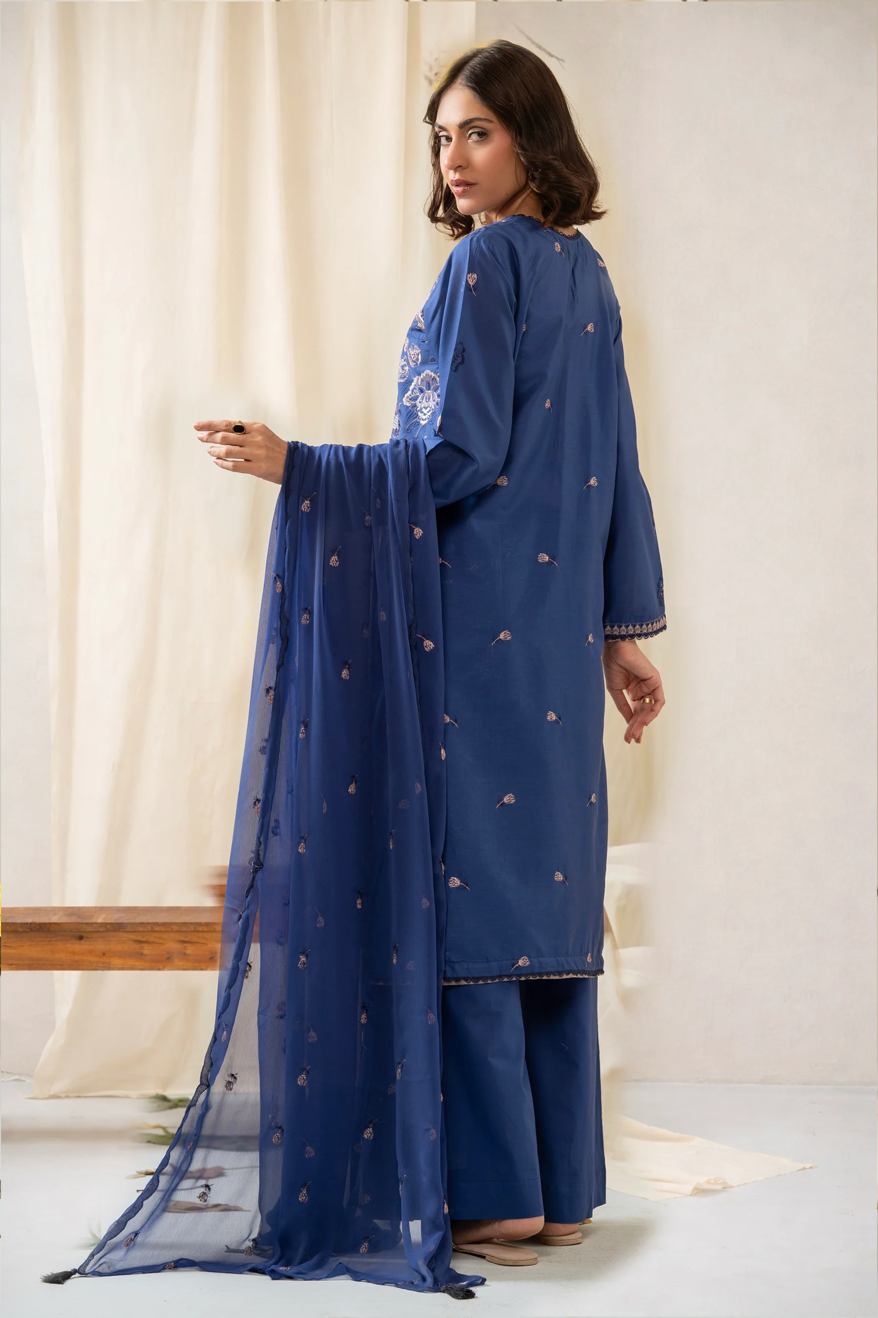 EMBROIDERED CAMBRIC UNSTITCHED 3 PIECE SUIT - Image 3