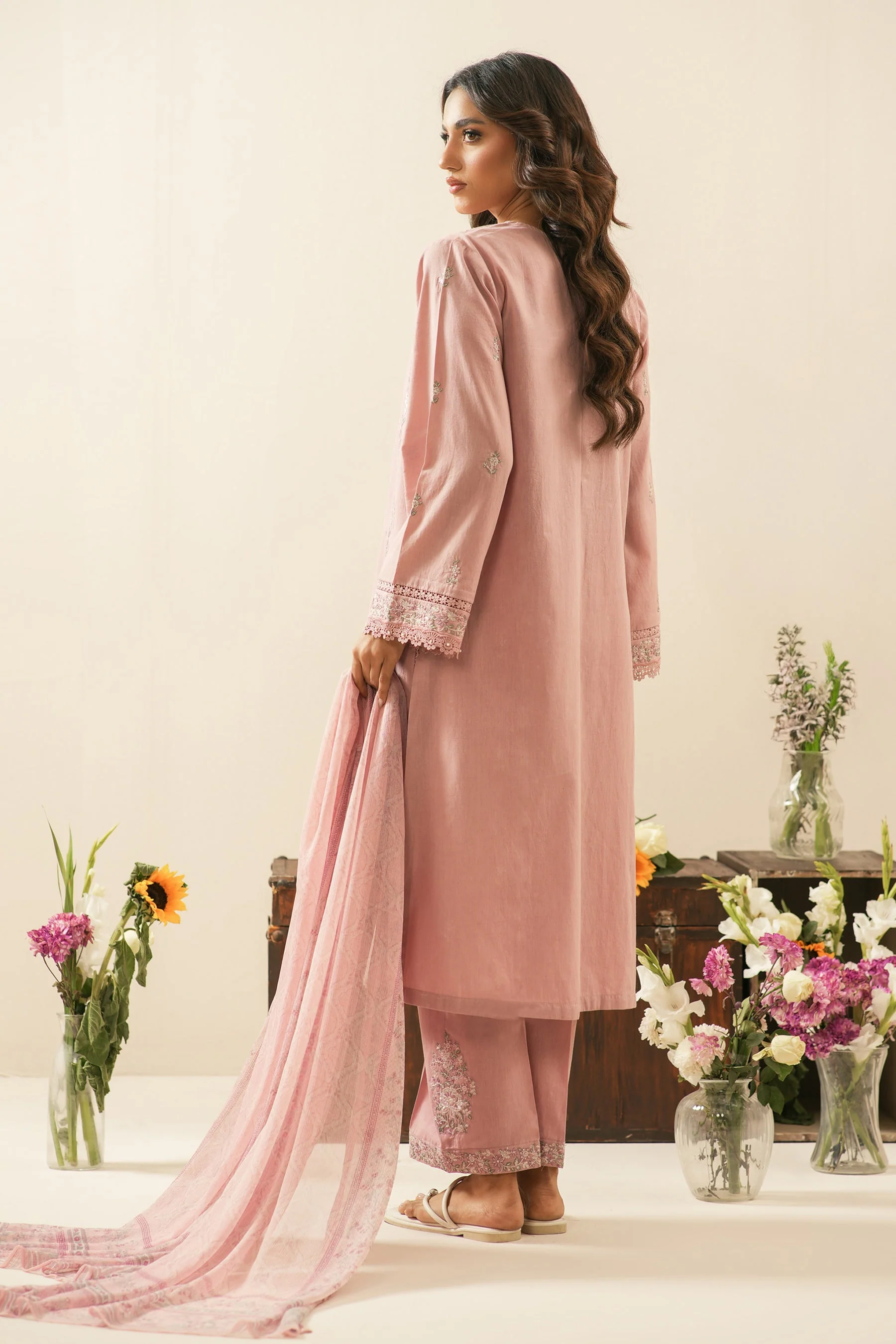 EMBROIDERED CAMBRIC UNSTITCHED 3 PIECE SUIT (FACTORY E-OUTLET) - Image 4