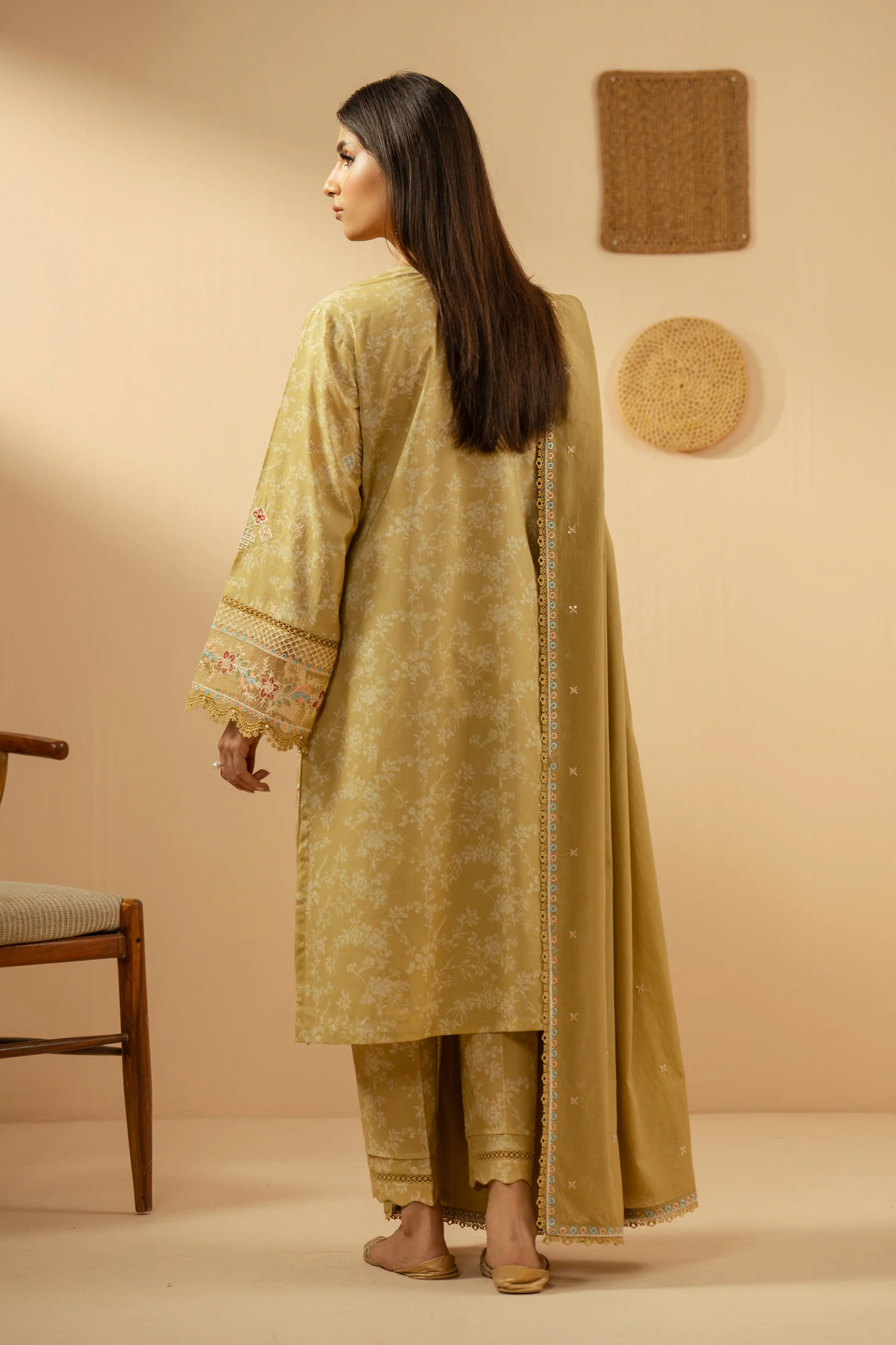 EMBROIDERED CAMBRIC UNSTITCHED 3 PIECE SUIT - Image 4