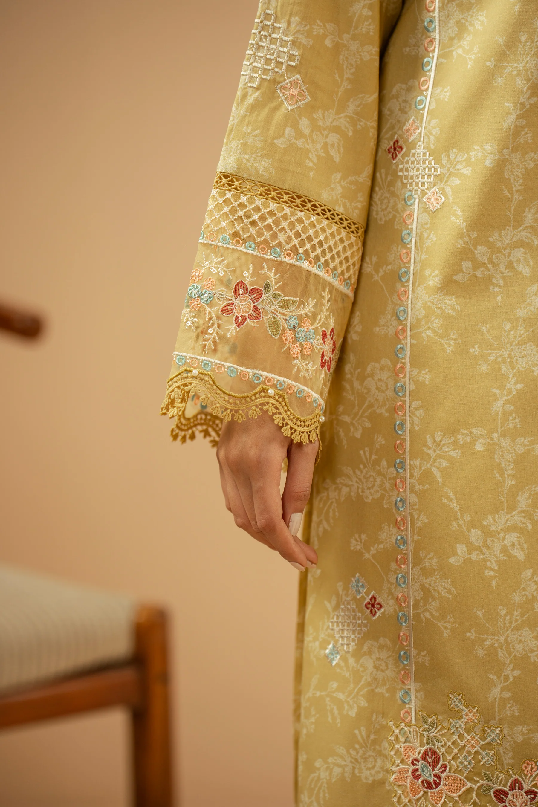 EMBROIDERED CAMBRIC UNSTITCHED 3 PIECE SUIT - Image 5