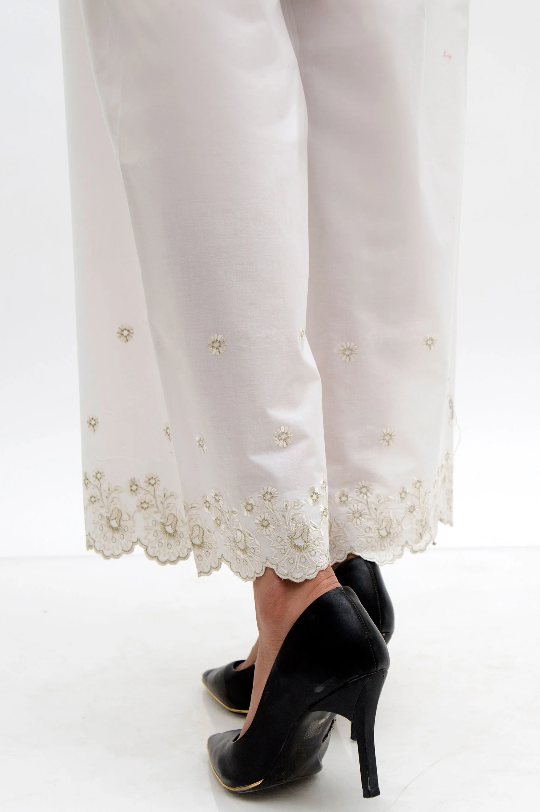 Embroidered Culotte Pants  - White - Image 2