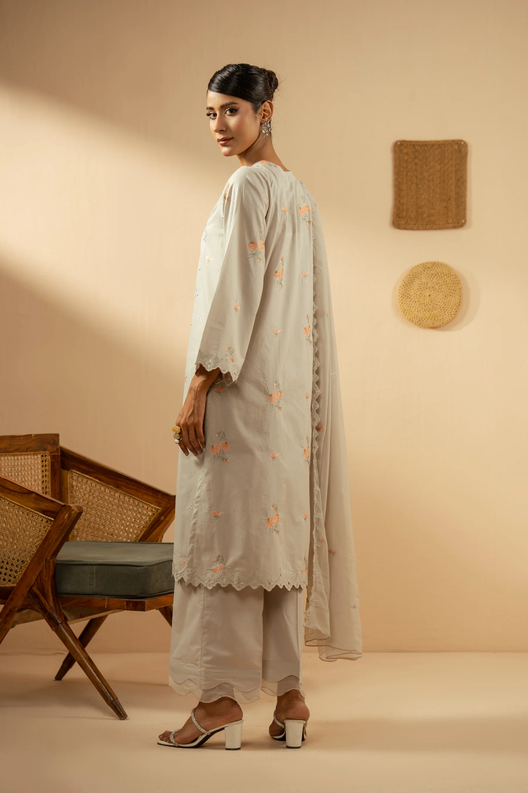 EMBROIDERED LAWN STITCHED 3 PIECE SUIT (FACTORY E-OUTLET) - Image 5