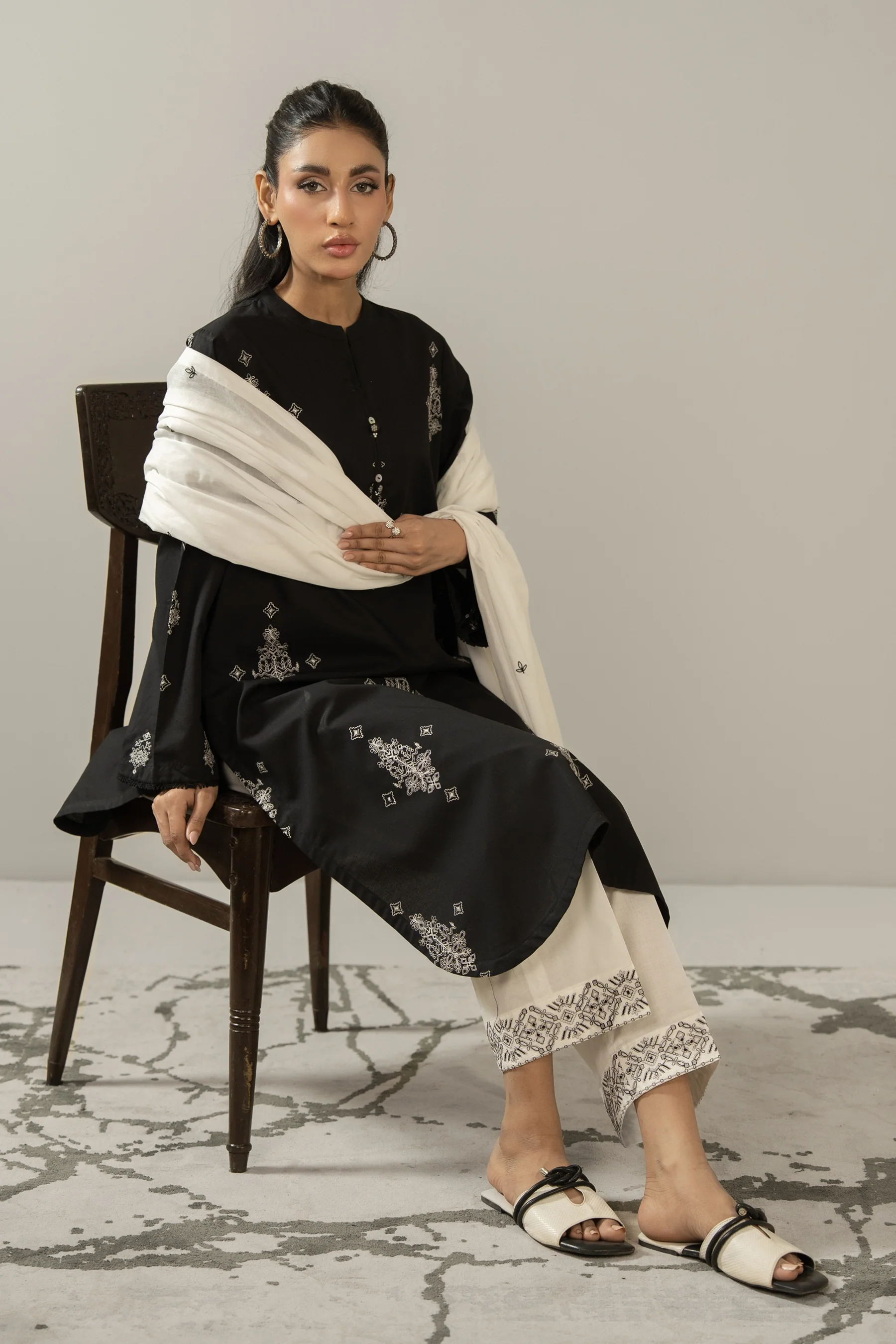 EMBROIDERED LAWN STITCHED DUPATTA - Image 2