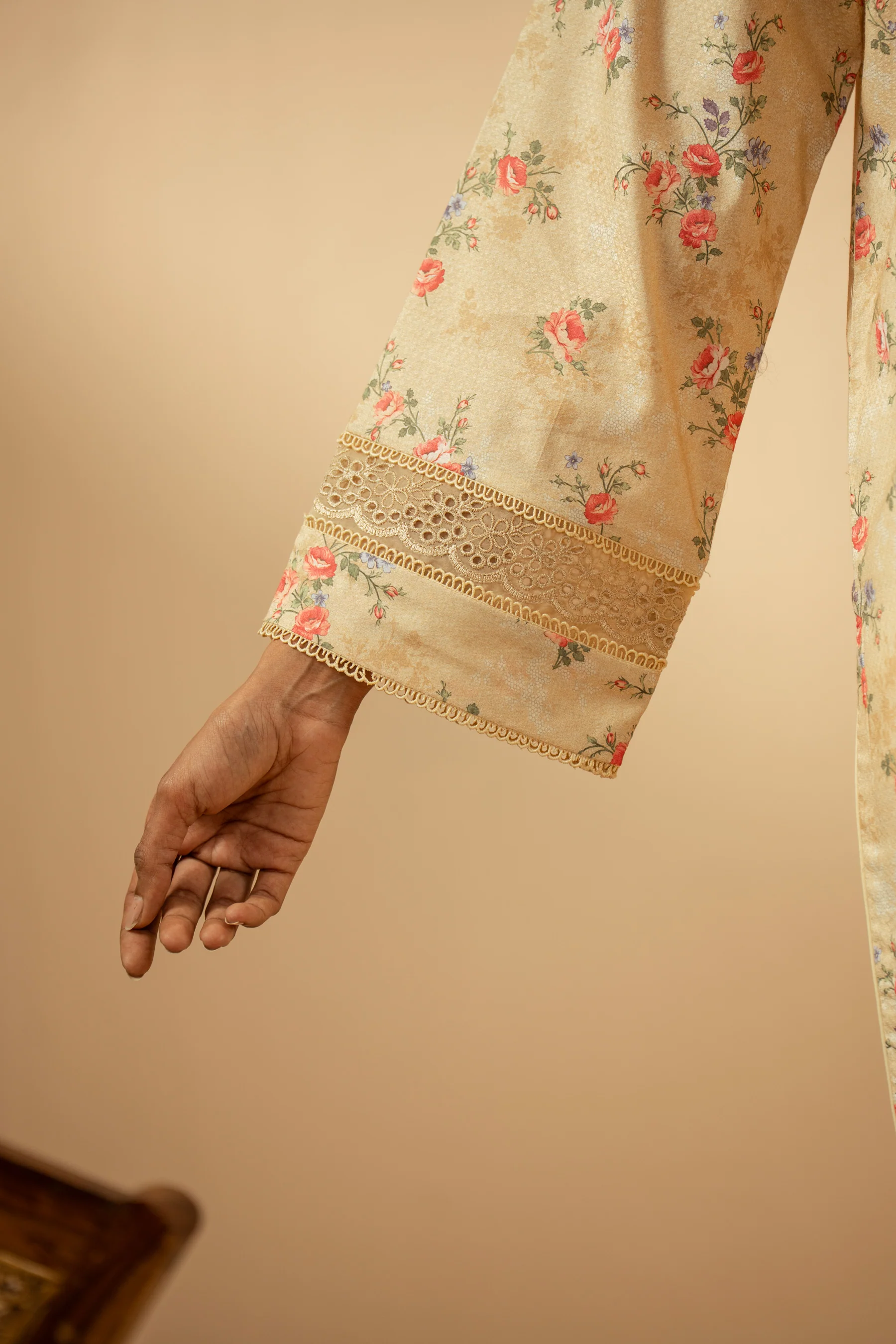 EMBROIDERED LAWN UNSTITCHED 3 PIECE SUIT - Image 3