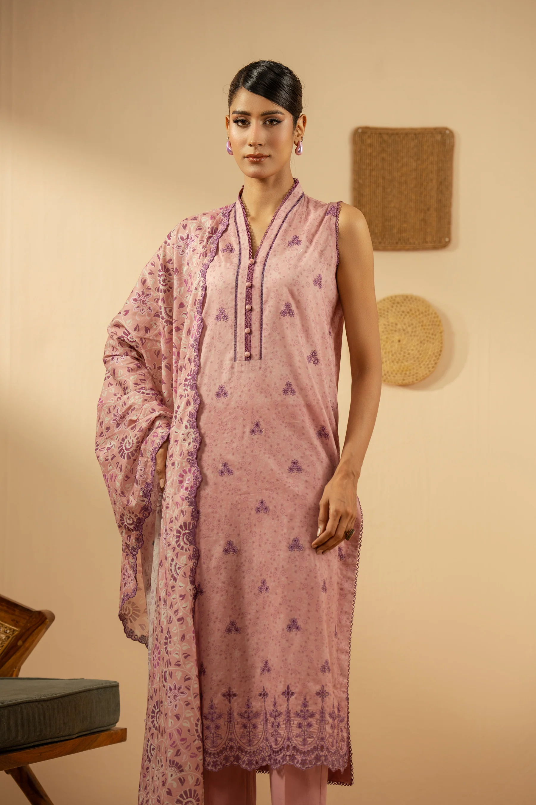 EMBROIDERED LAWN UNSTITCHED 3 PIECE SUIT (FACTORY E-OUTLET) - Image 4
