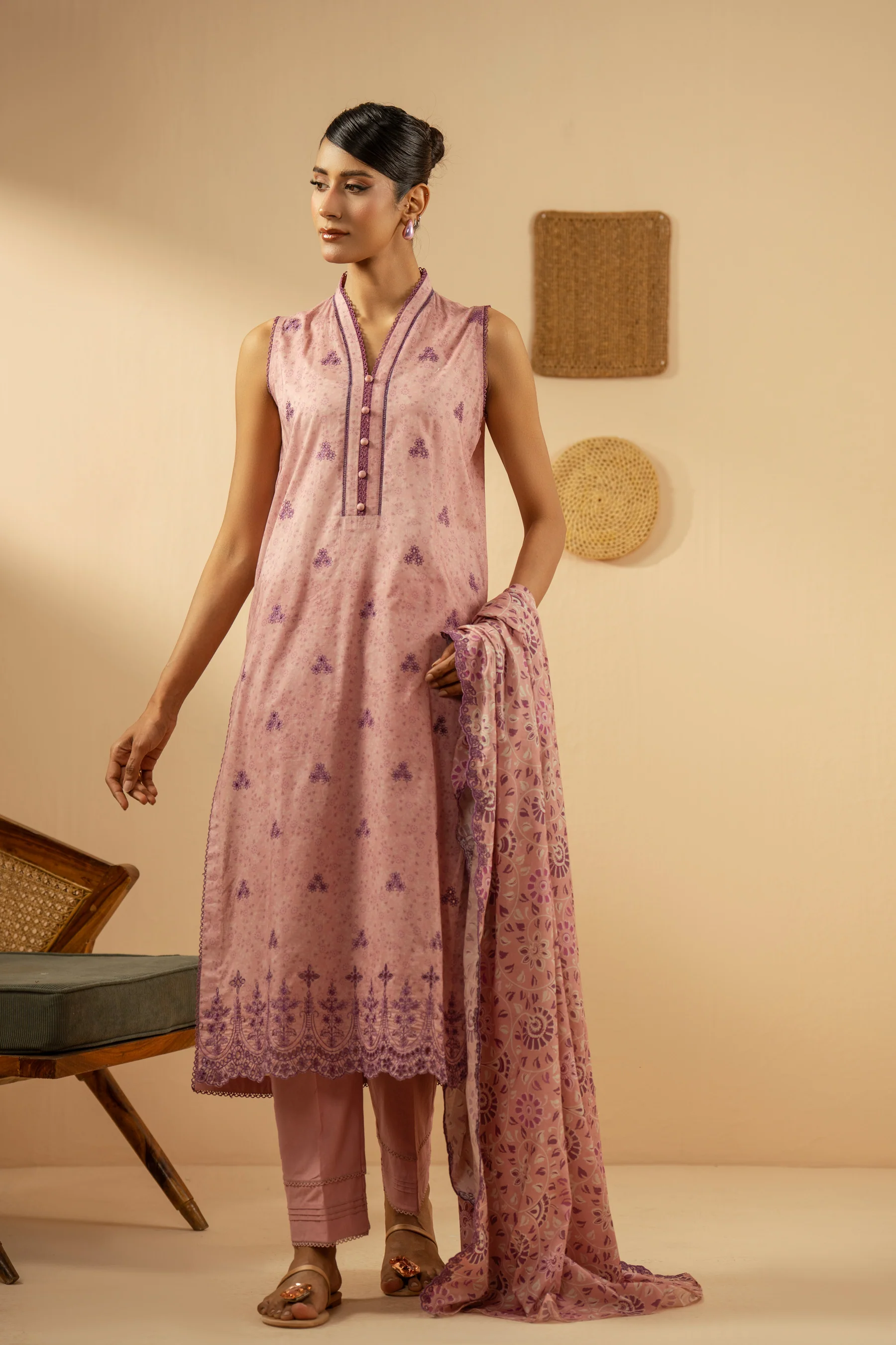 EMBROIDERED LAWN UNSTITCHED 3 PIECE SUIT (FACTORY E-OUTLET) - Image 5