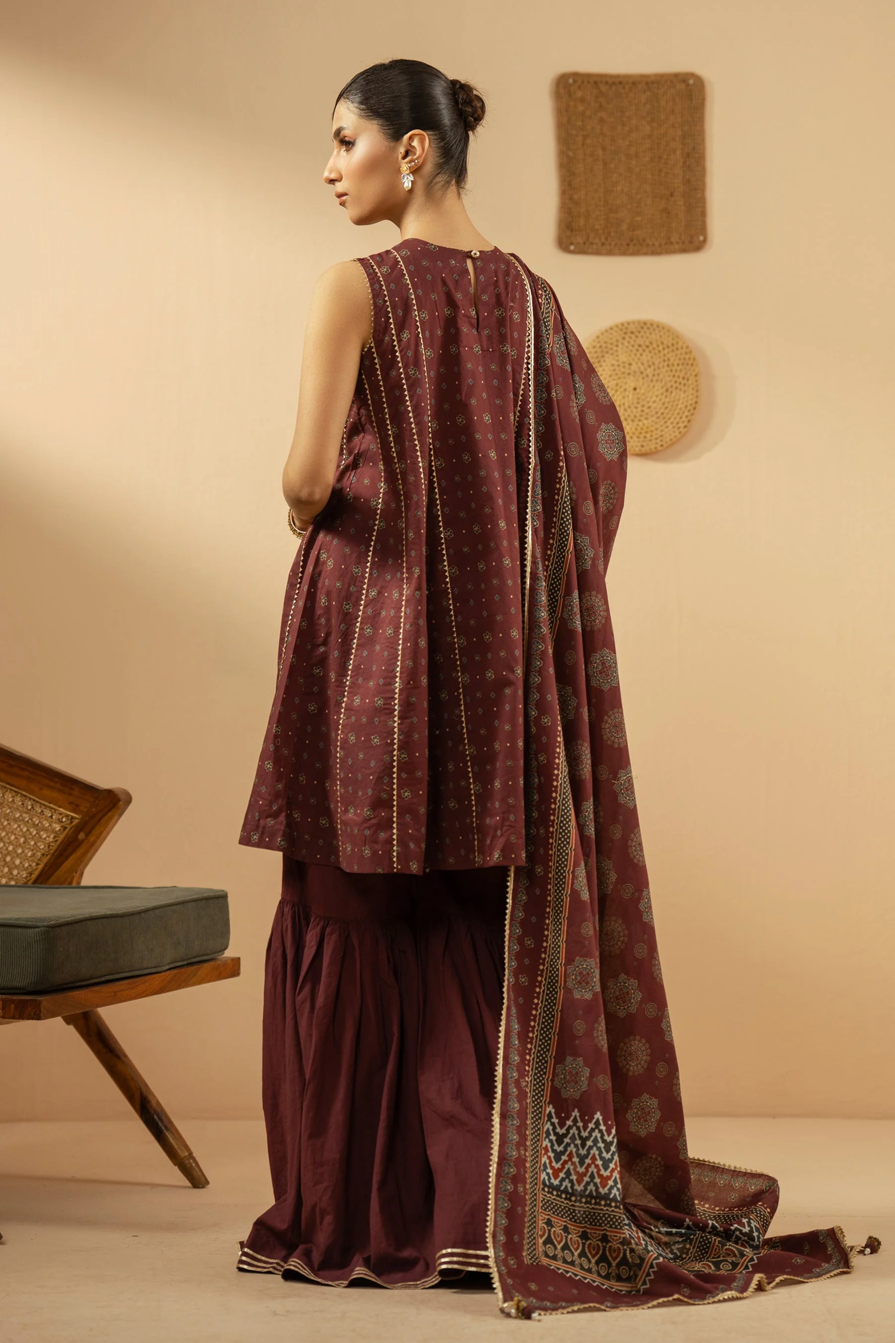 EMBROIDERED LAWN UNSTITCHED 3 PIECE SUIT (FACTORY E-OUTLET) - Image 2