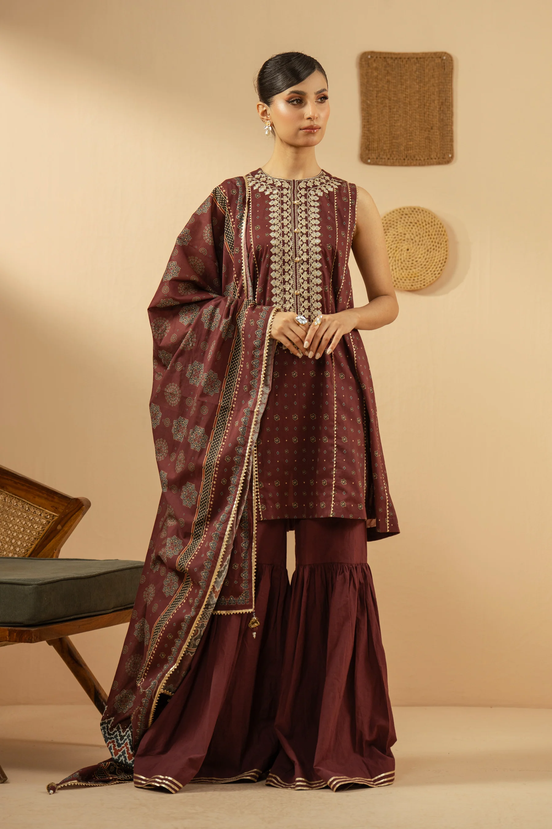 EMBROIDERED LAWN UNSTITCHED 3 PIECE SUIT - Image 3