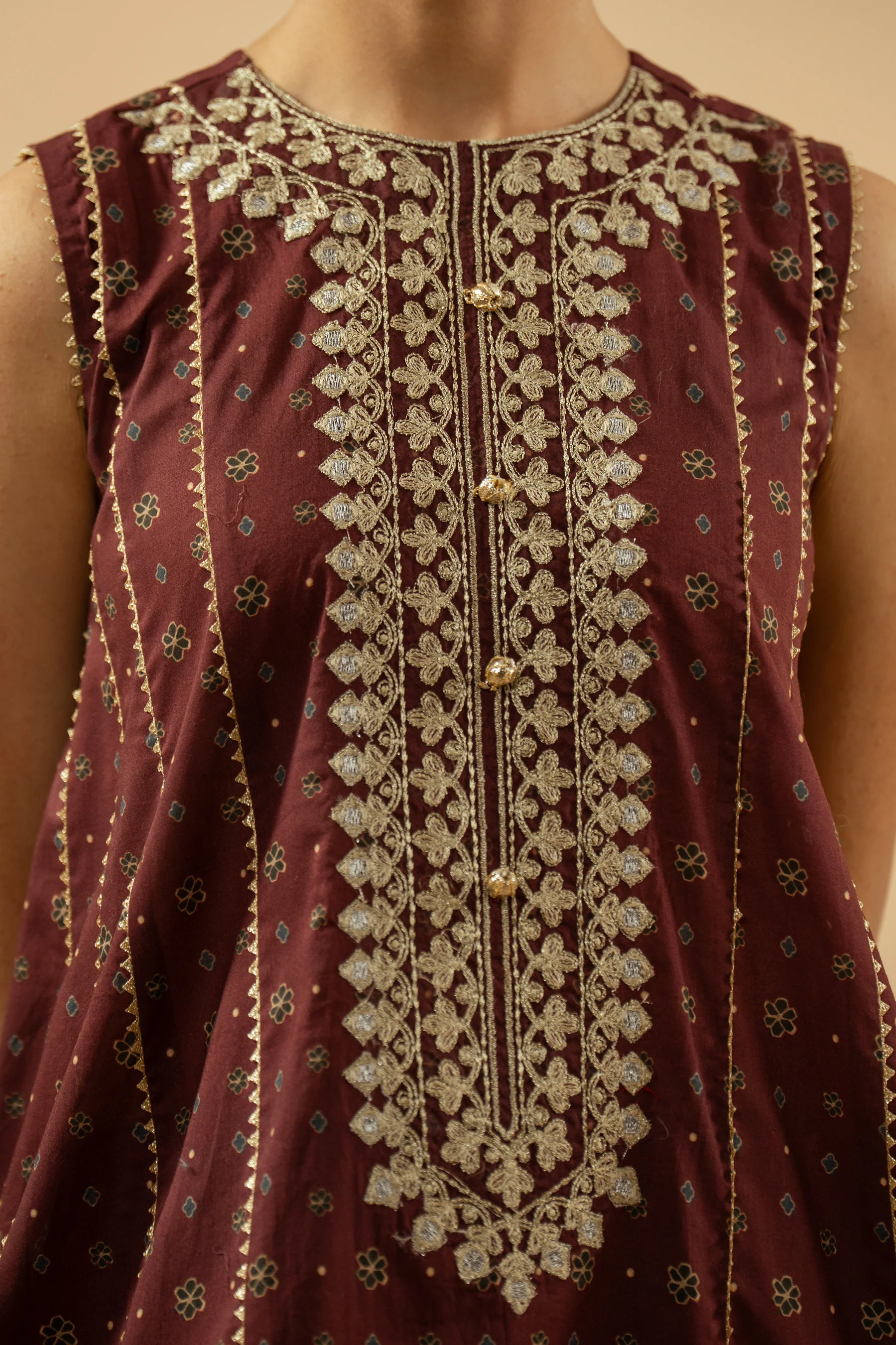 EMBROIDERED LAWN UNSTITCHED 3 PIECE SUIT - Image 4
