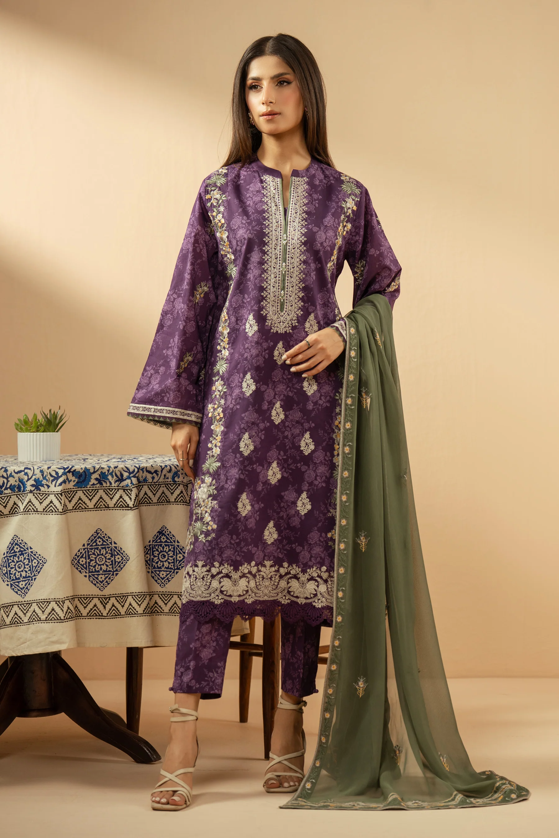 EMBROIDERED LAWN UNSTITCHED 3 PIECE SUIT - Image 4