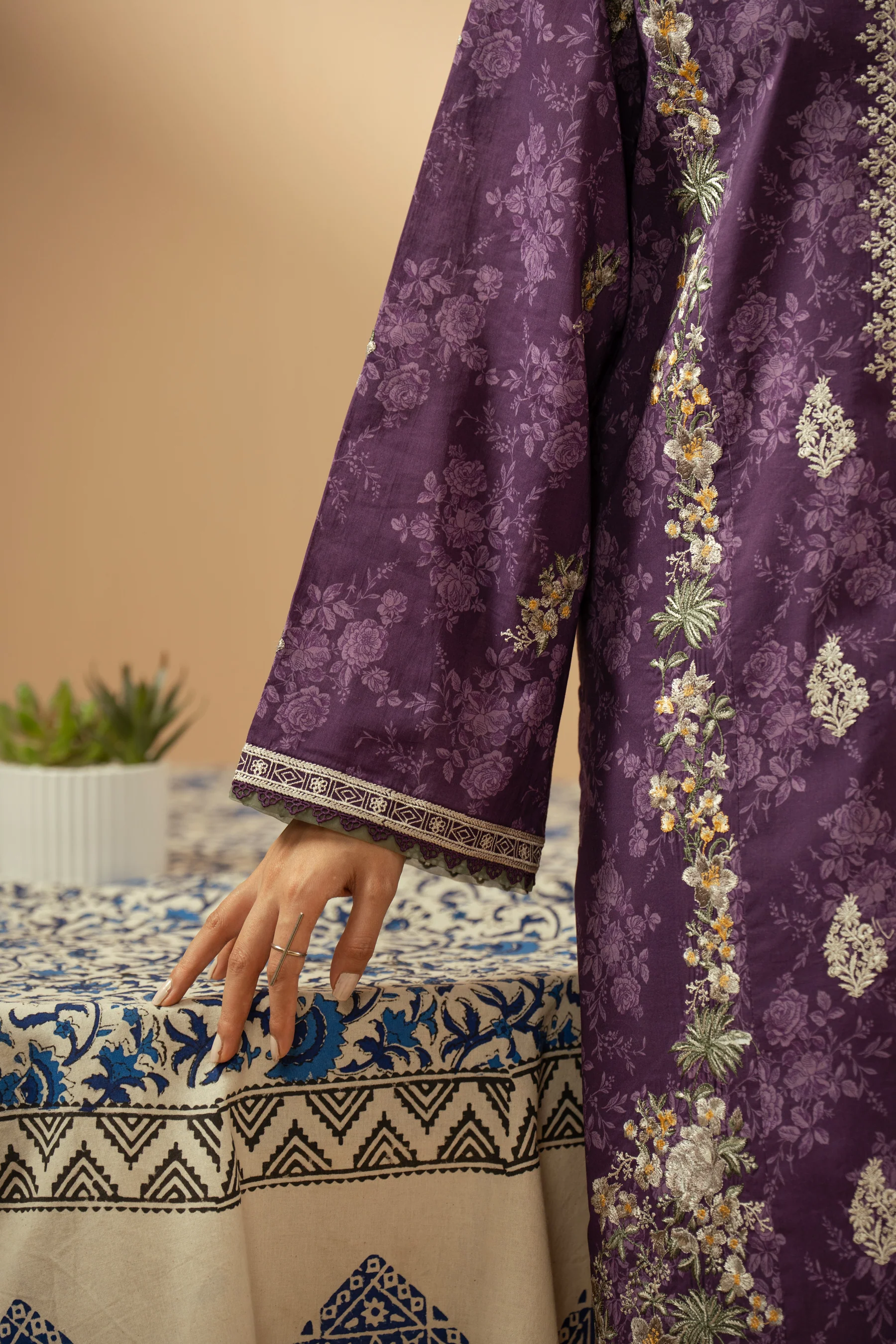 EMBROIDERED LAWN UNSTITCHED 3 PIECE SUIT - Image 5