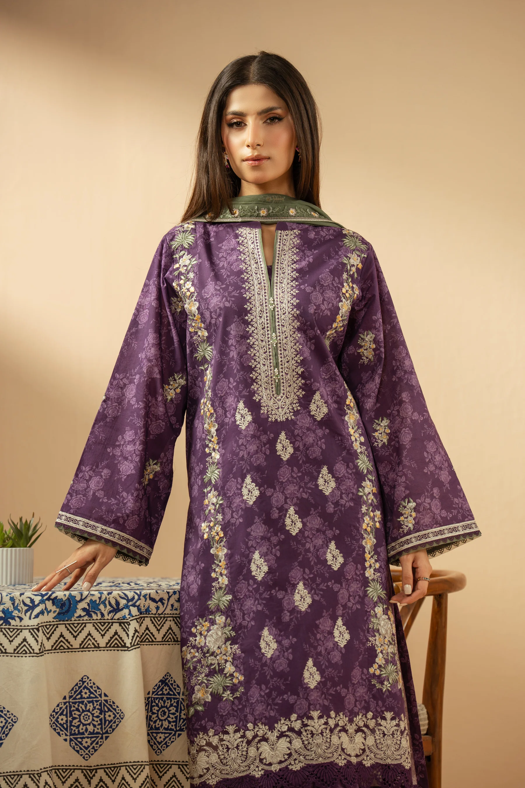 EMBROIDERED LAWN UNSTITCHED 3 PIECE SUIT - Image 6