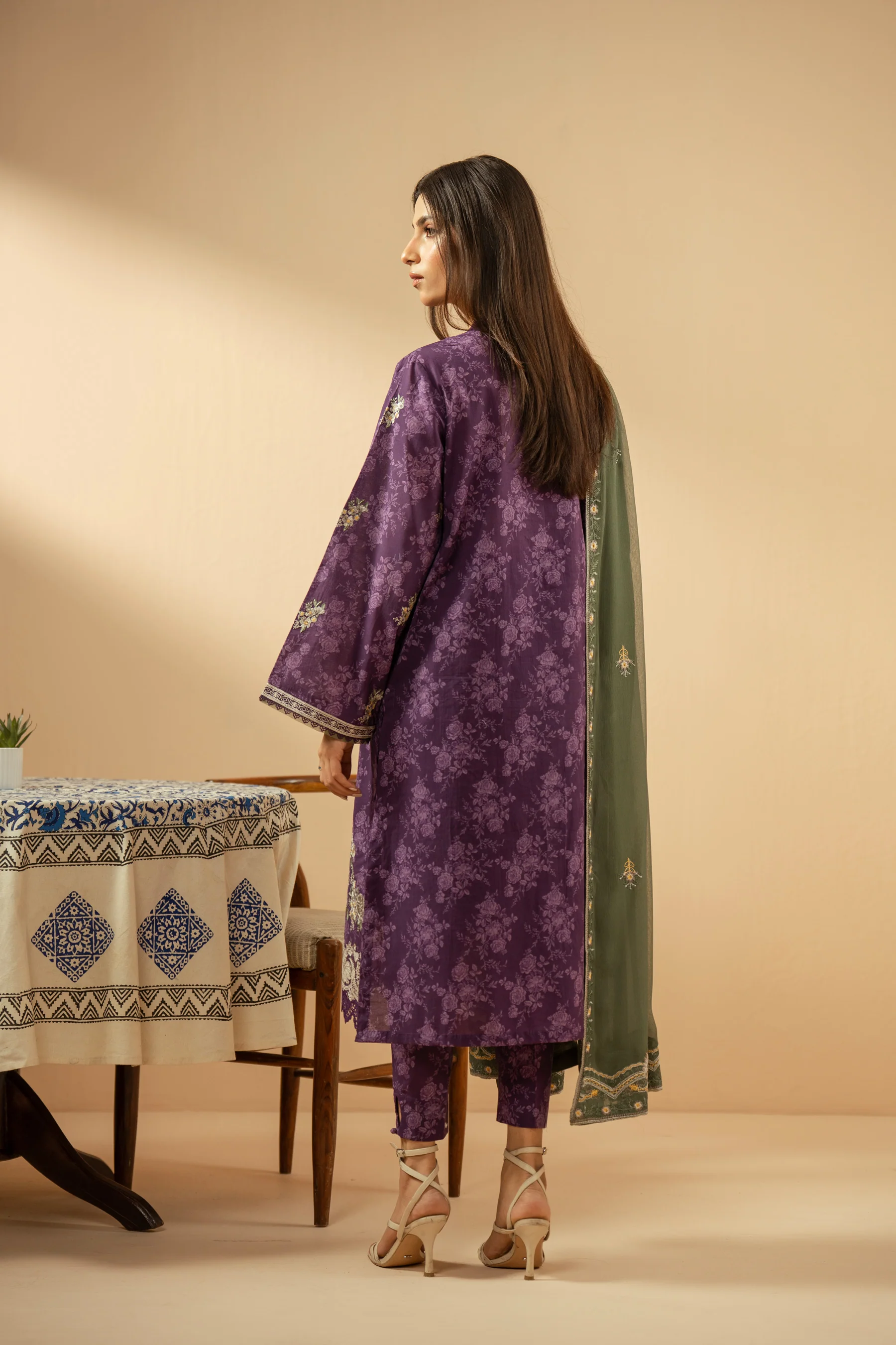 EMBROIDERED LAWN UNSTITCHED 3 PIECE SUIT - Image 7