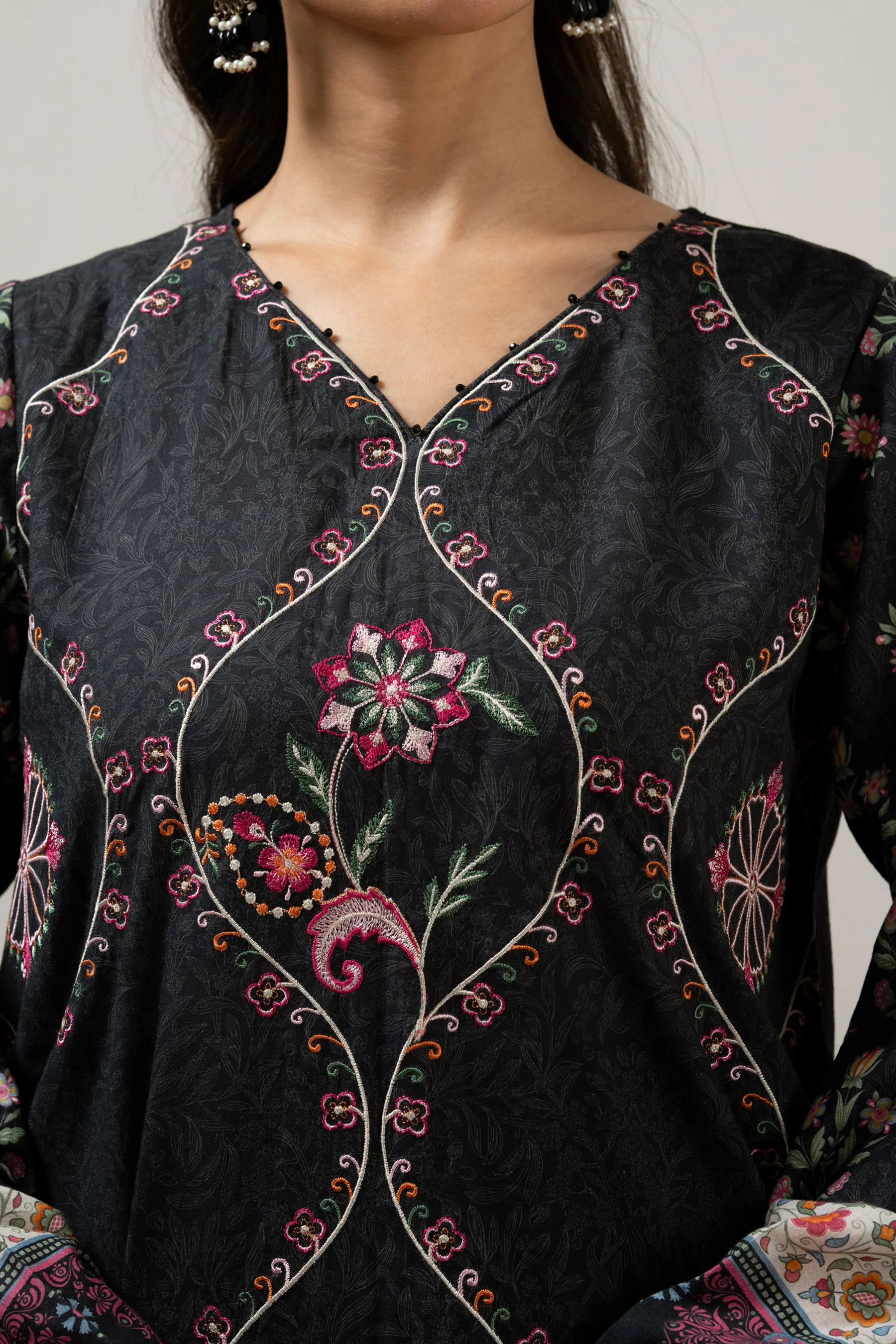 EMBROIDERED LAWN UNSTITCHED 3 PIECE SUIT - Image 2