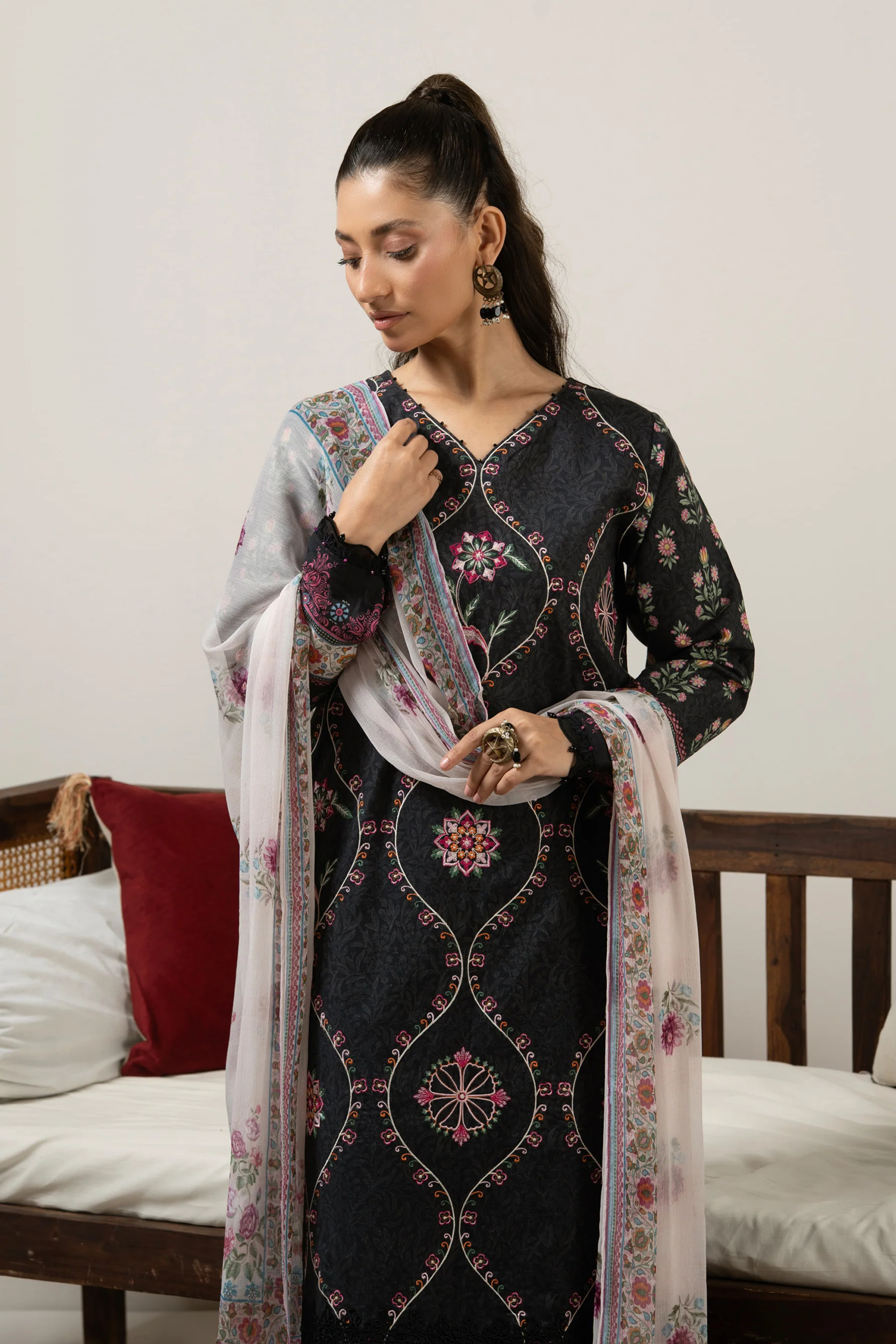 EMBROIDERED LAWN UNSTITCHED 3 PIECE SUIT - Image 3