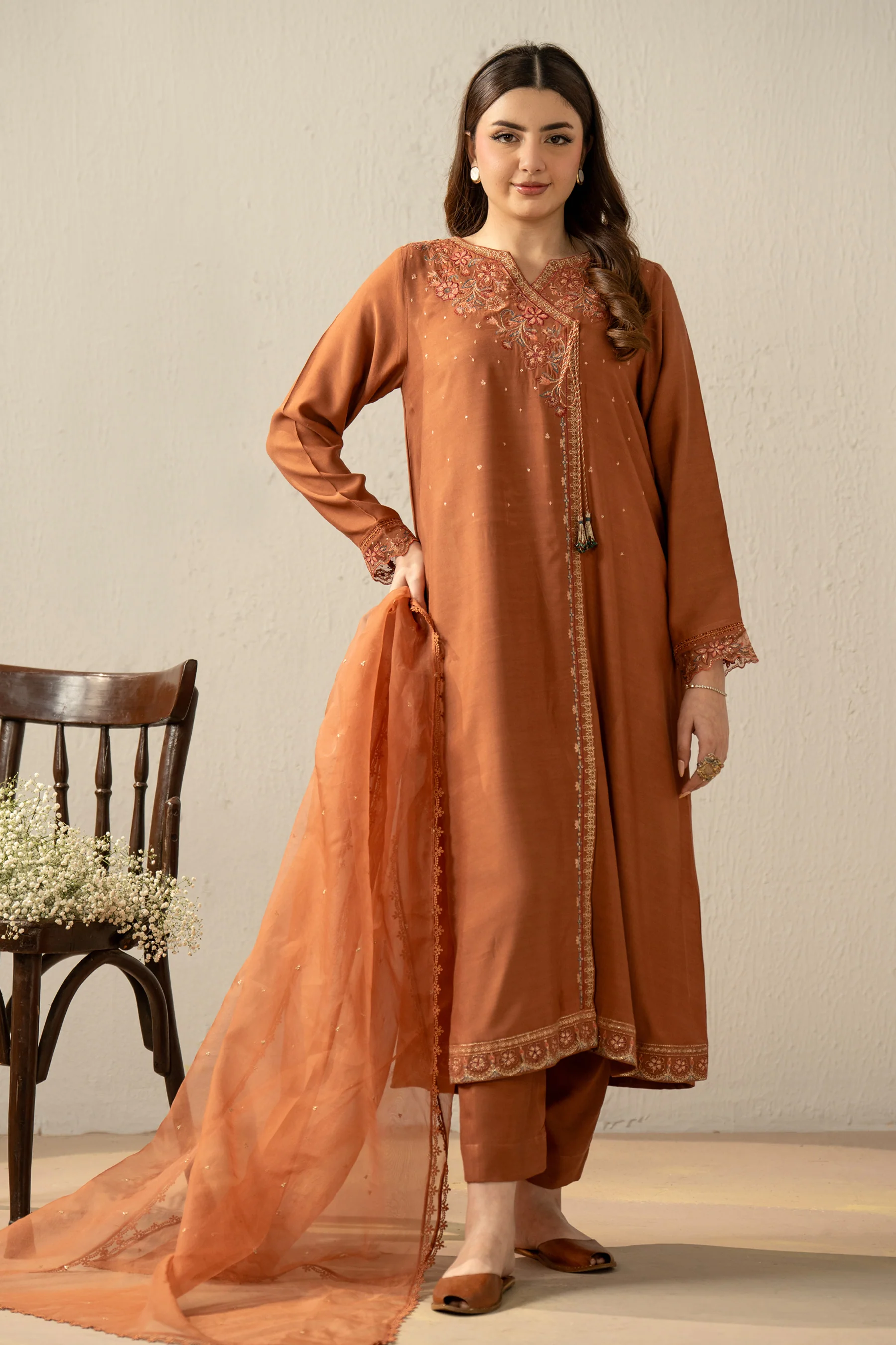 EMBROIDERED OAK SILK STITCHED 3 PIECE SUIT - Image 4