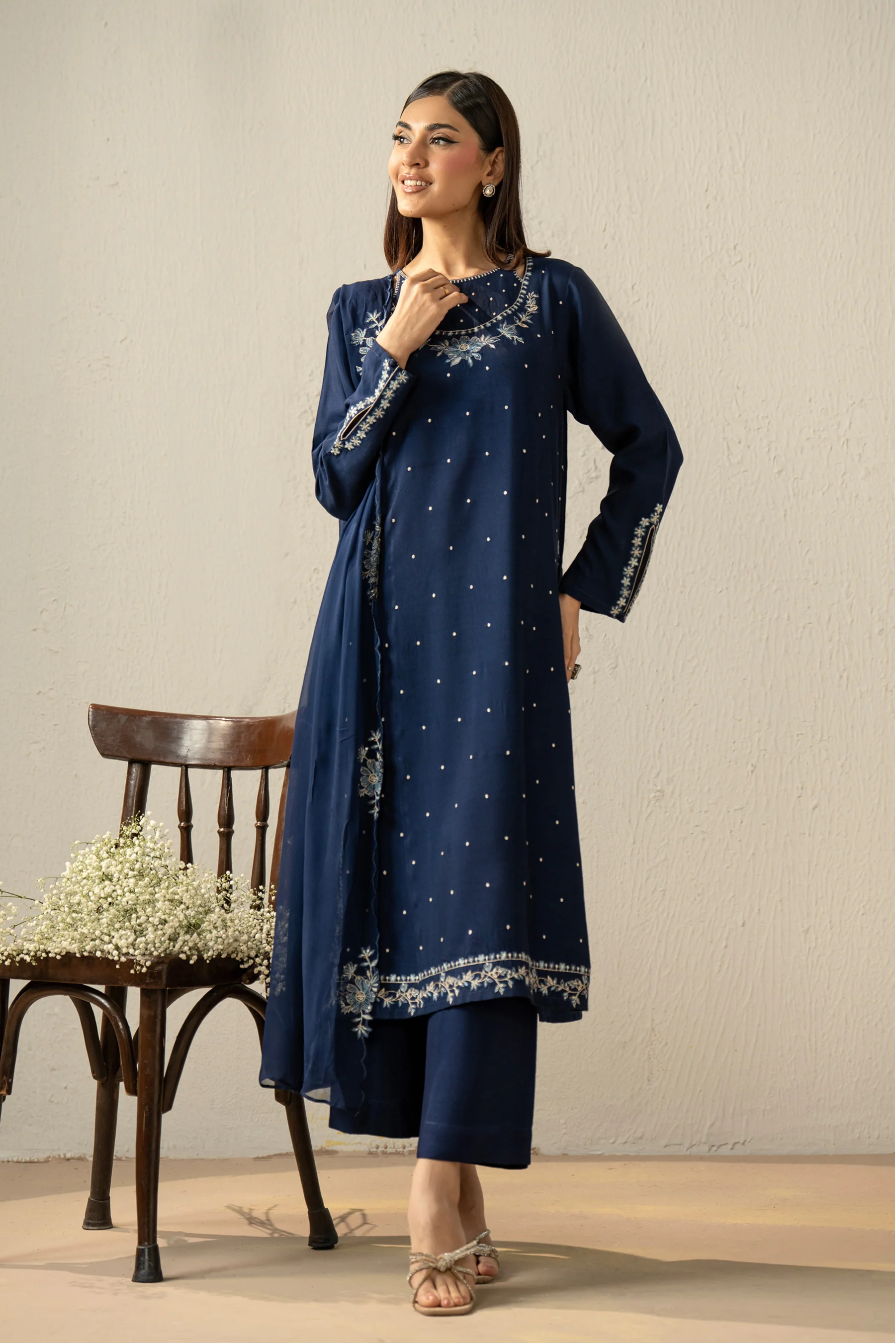 EMBROIDERED OAK SILK STITCHED 3 PIECE SUIT - Image 4