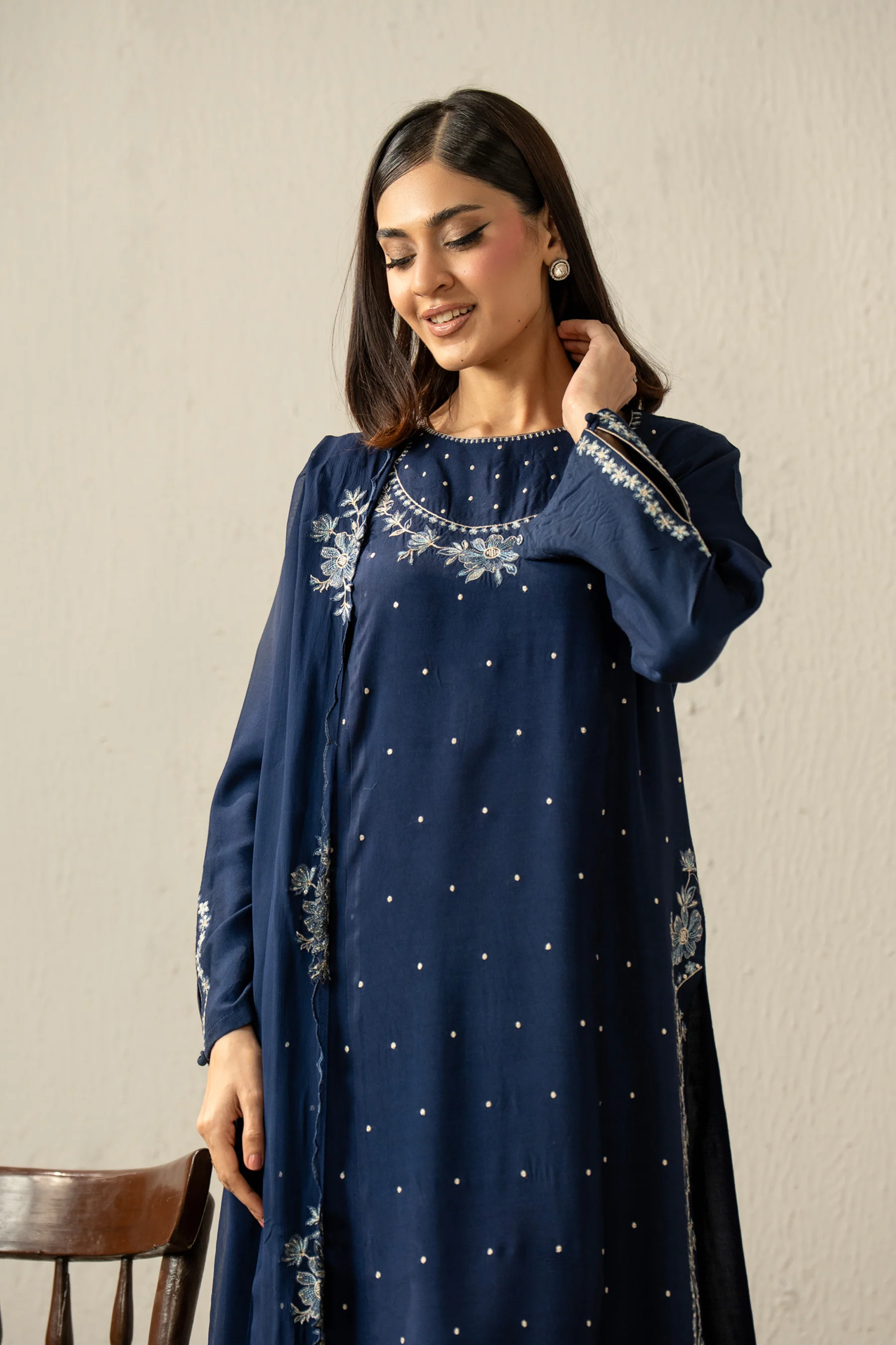 EMBROIDERED OAK SILK STITCHED 3 PIECE SUIT - Image 5