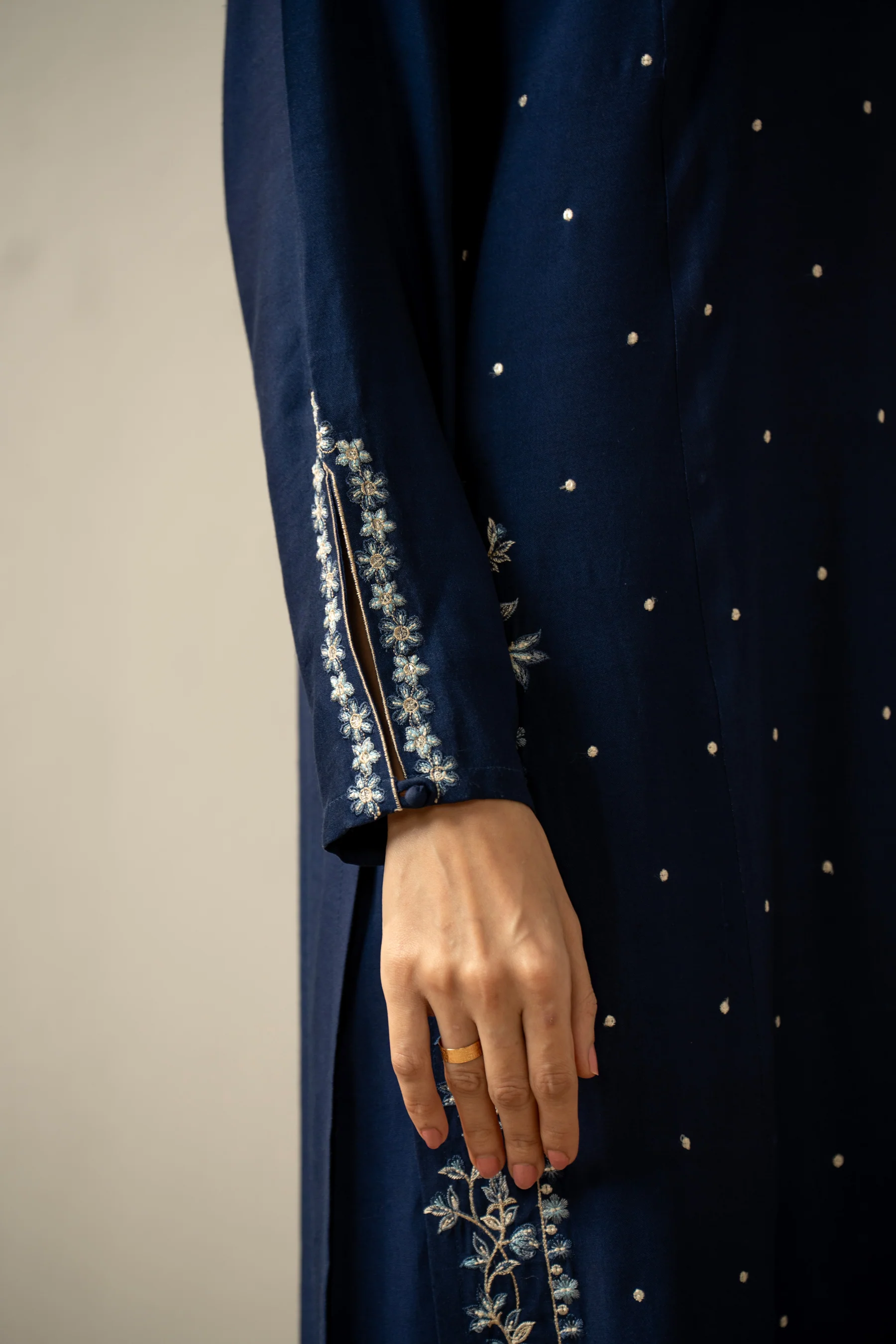 EMBROIDERED OAK SILK STITCHED 3 PIECE SUIT - Image 6