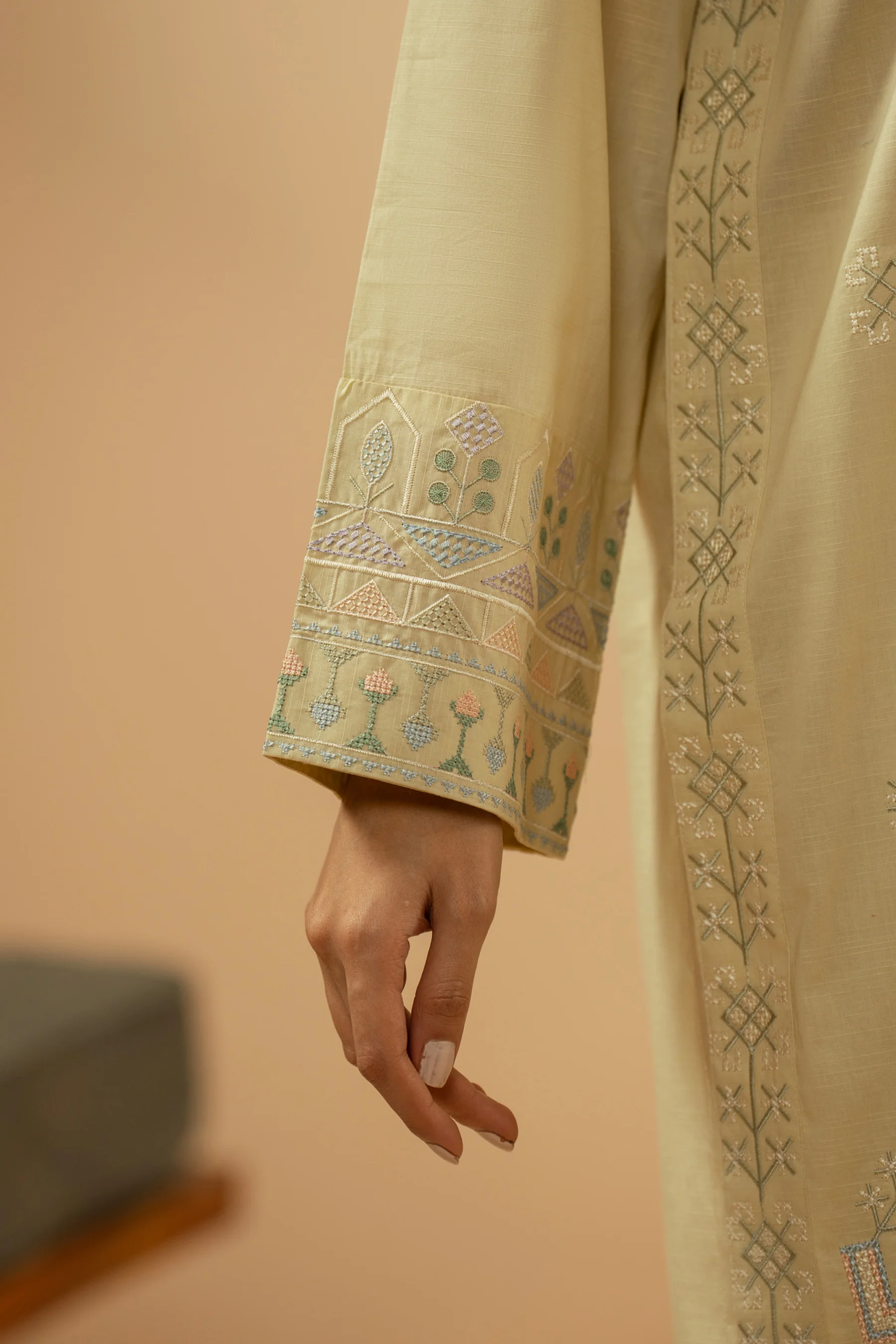 EMBROIDERED SLUB LAWN STITCHED 2 PIECE SUIT - Image 4