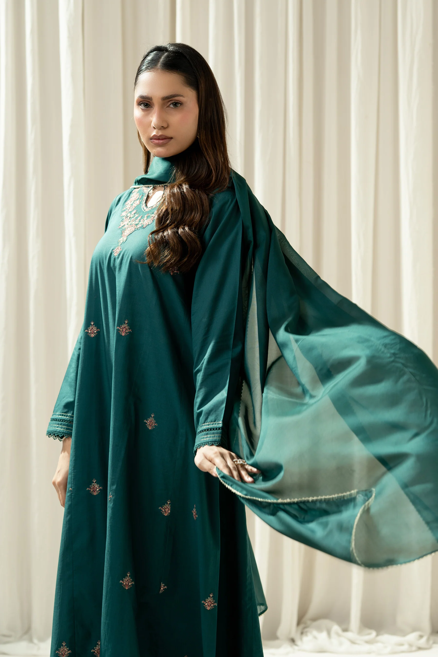 EMBROIDERED SLUB LAWN STITCHED 3 PIECE SUIT - Image 3