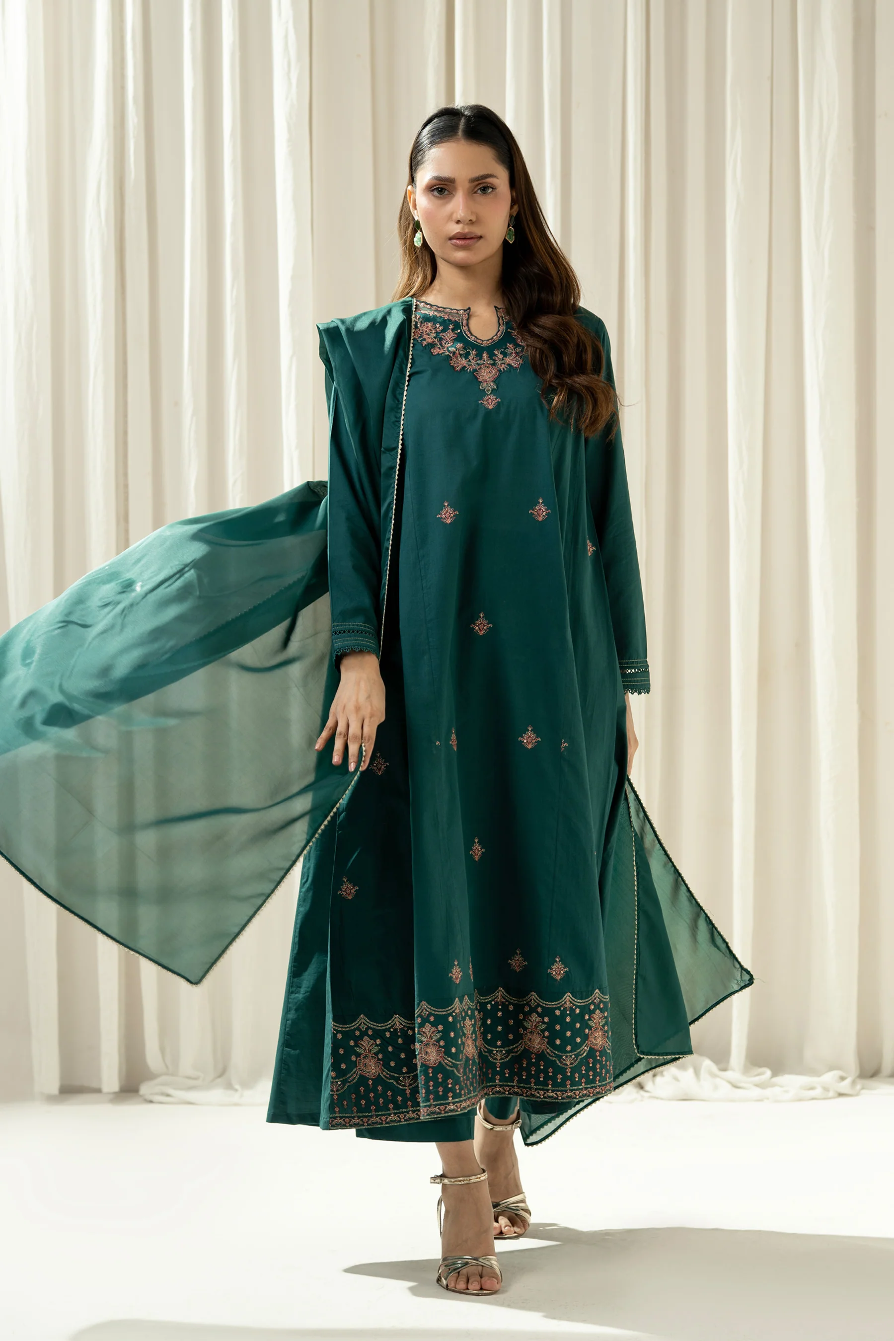 EMBROIDERED SLUB LAWN STITCHED 3 PIECE SUIT - Image 5