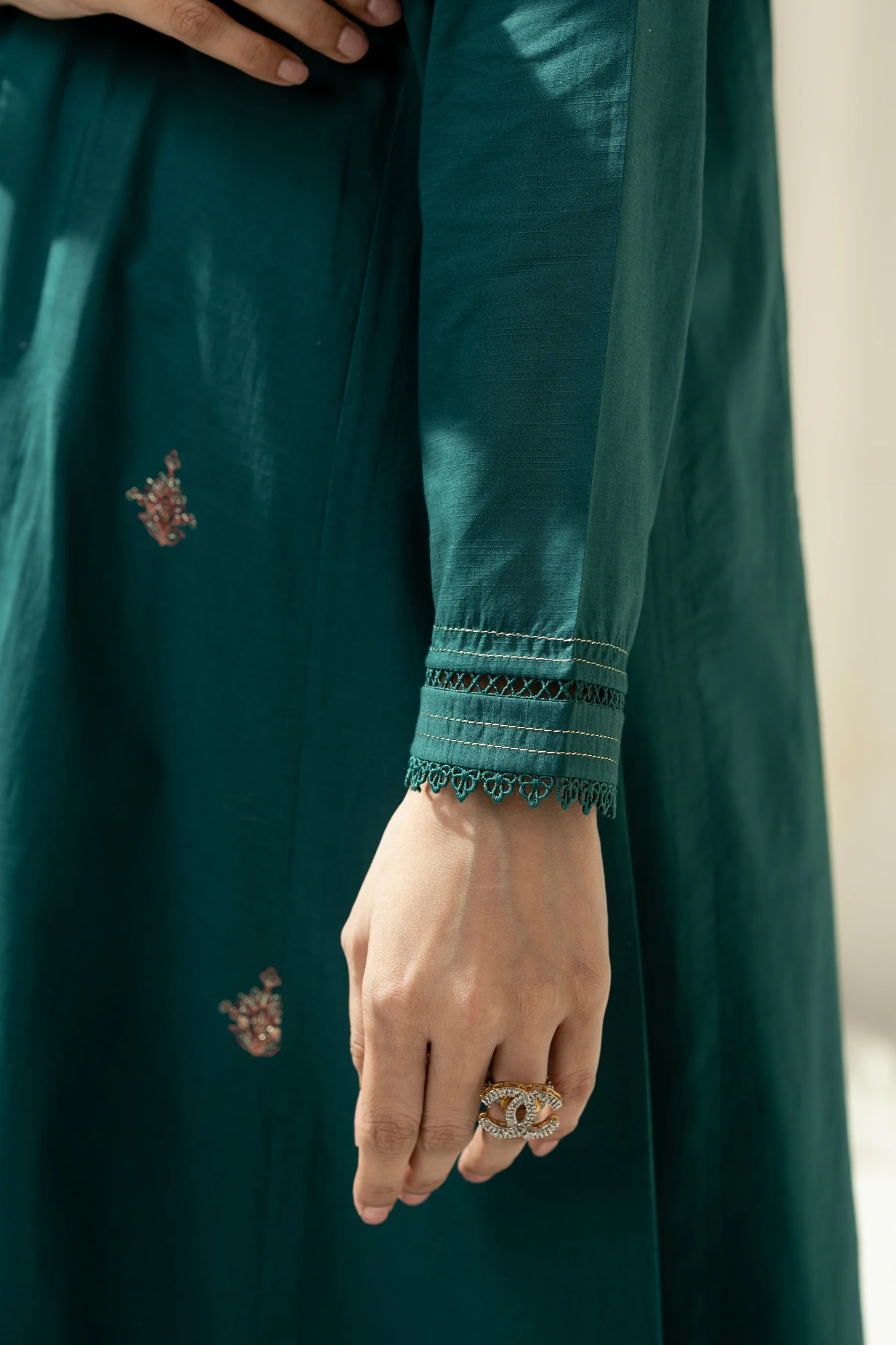 EMBROIDERED SLUB LAWN STITCHED 3 PIECE SUIT - Image 6
