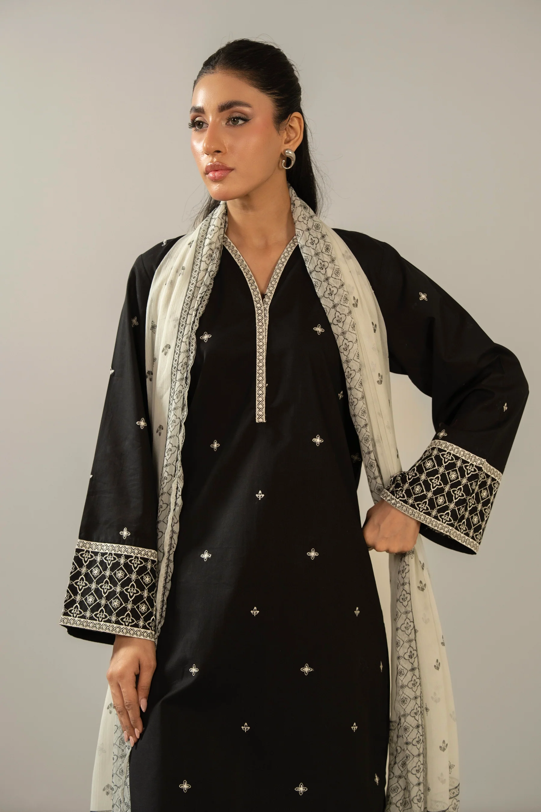 EMBROIDERED CAMBRIC STITCHED 3 PIECE SUIT - Image 5
