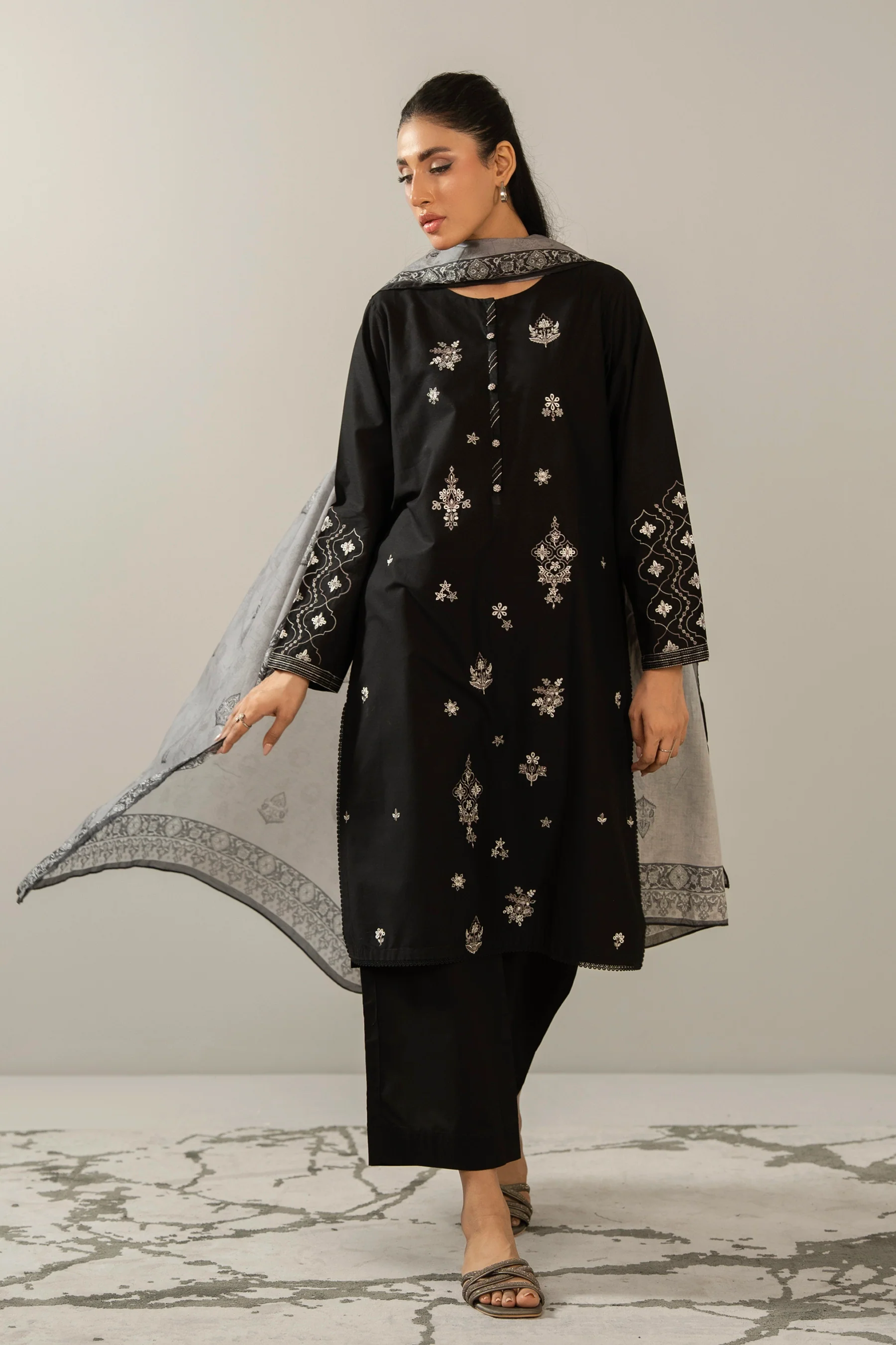 EMBROIDERED CAMBRIC STITCHED 3 PIECE SUIT - Image 3