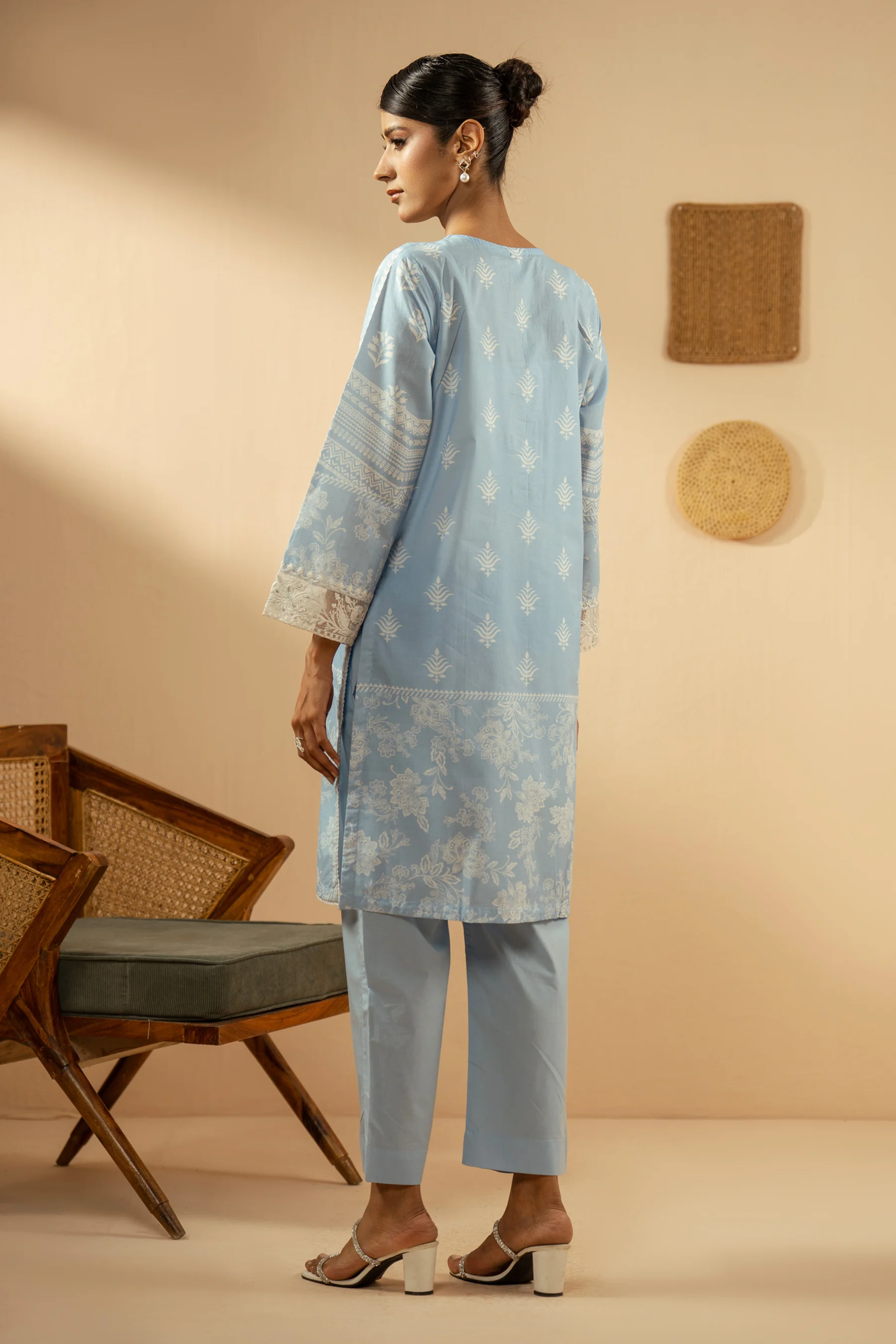 EMBROIDERED SLUB LAWN STITCHED SHIRT BOTTOM - Image 3