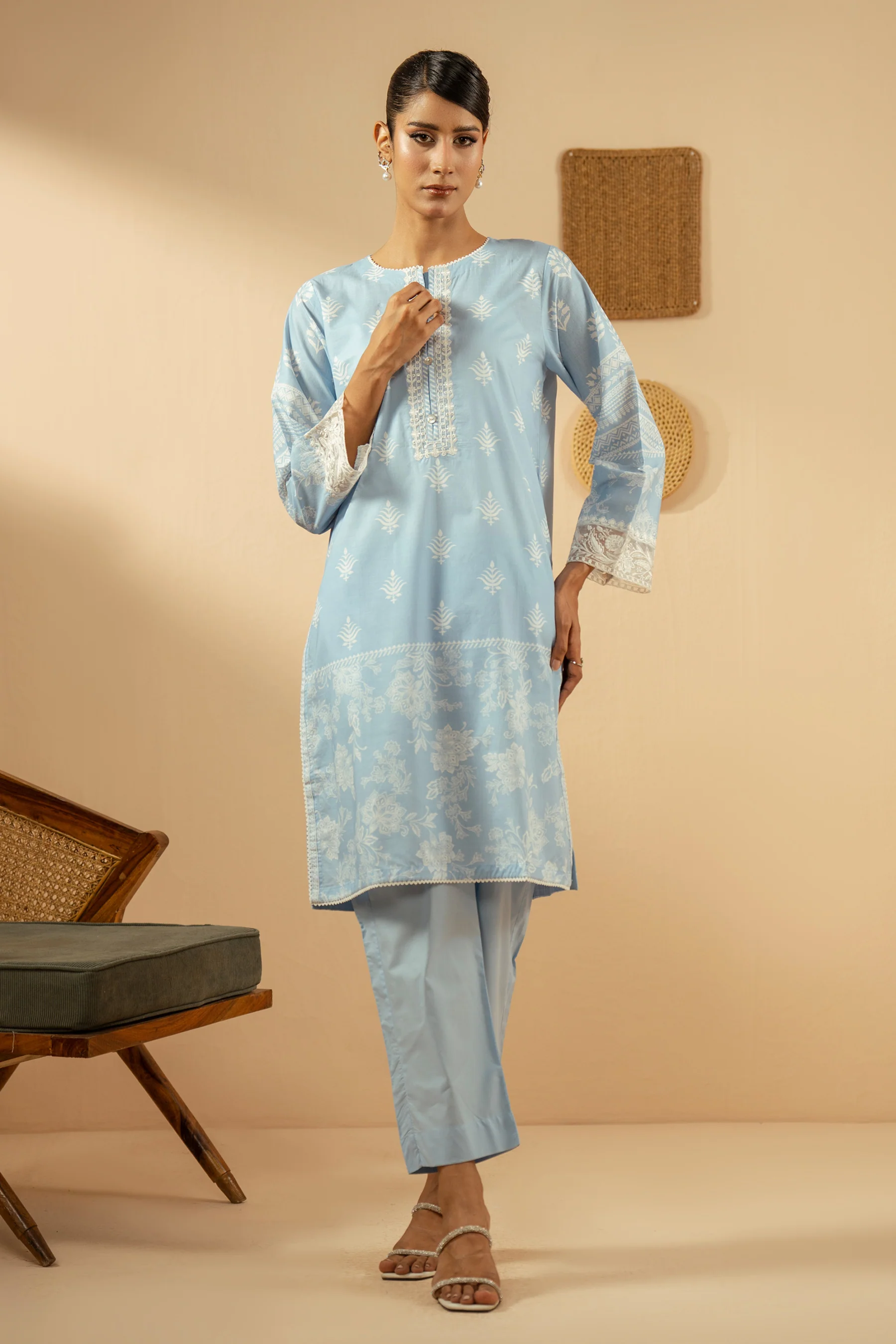 EMBROIDERED SLUB LAWN STITCHED SHIRT BOTTOM - Image 4