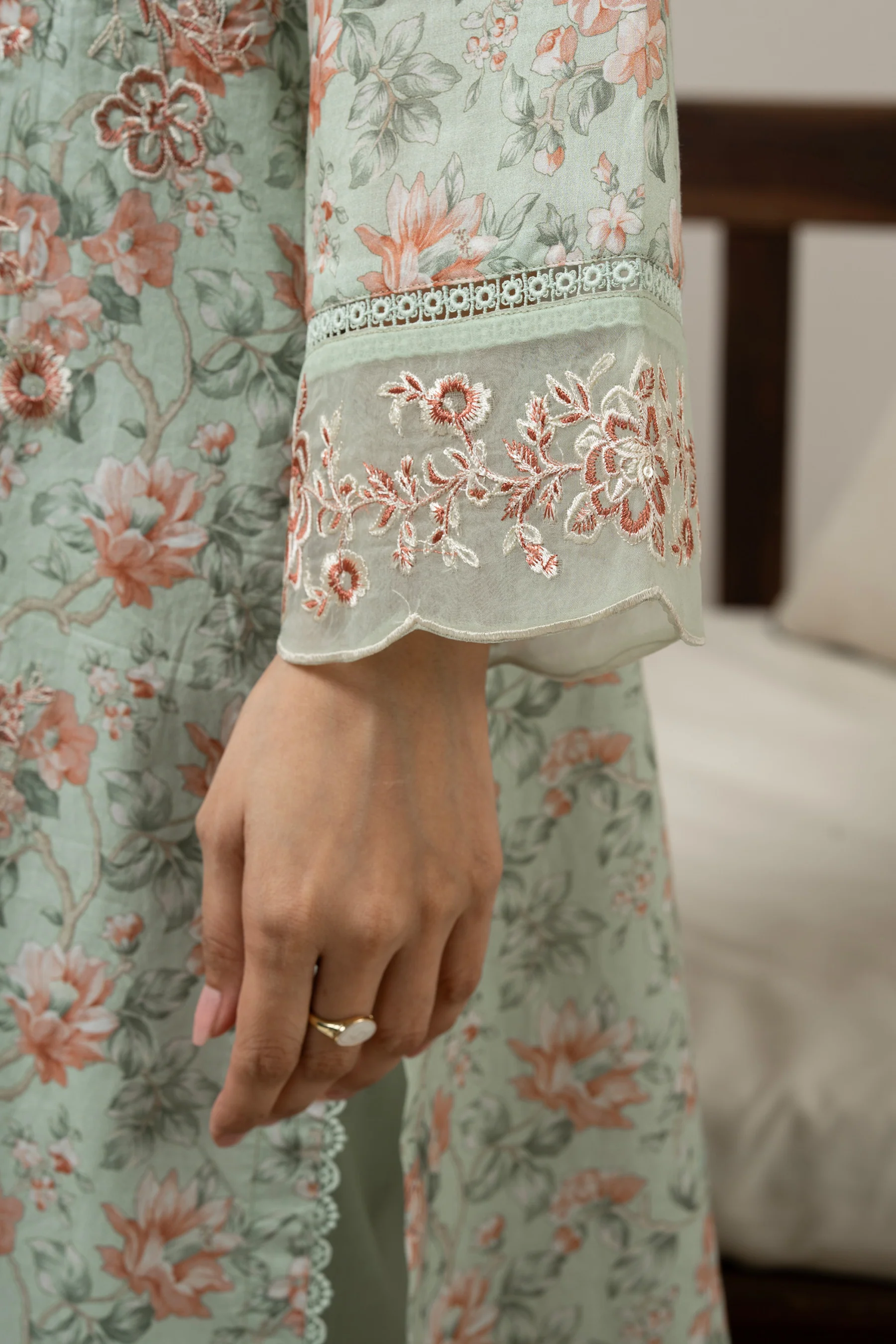 PRINTED LAWN UNSTITCHED 3 PIECE SUIT - Image 4
