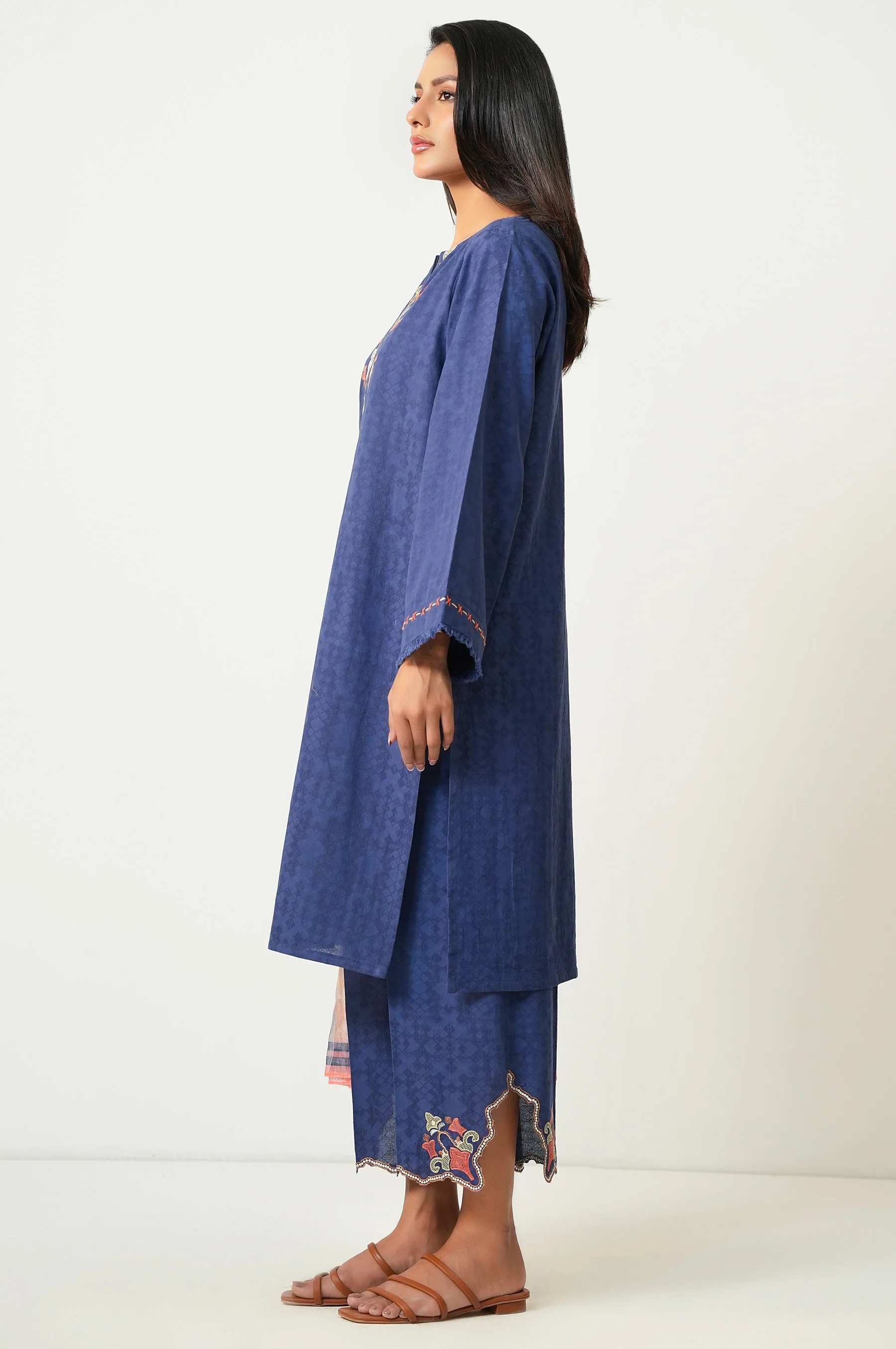STITCHED EMBROIDERED DOBBY SUIT - Image 3