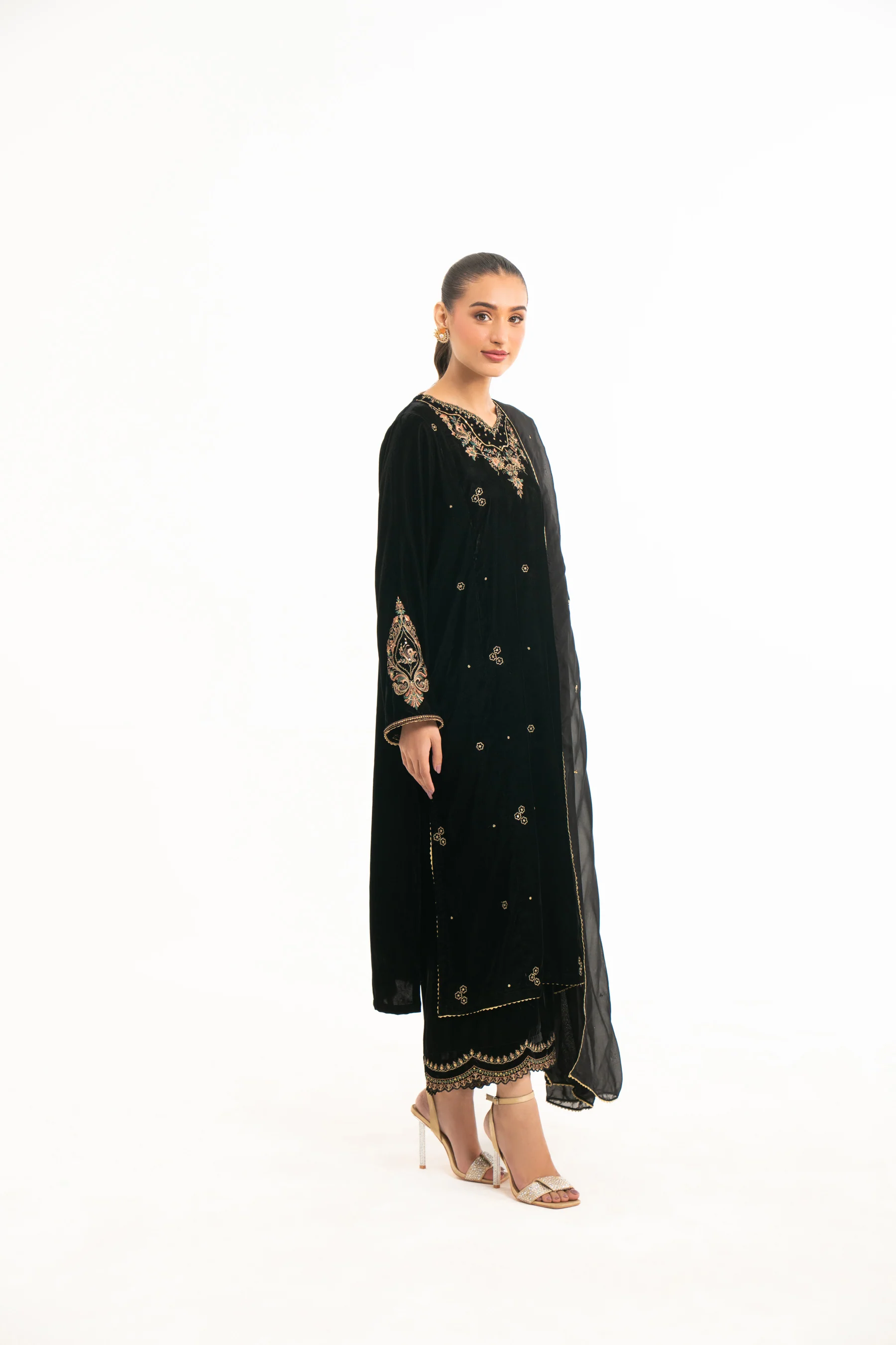 EMBROIDERED VELVET STITCHED DUPATTA (FACTORY E-OUTLET) - Image 5