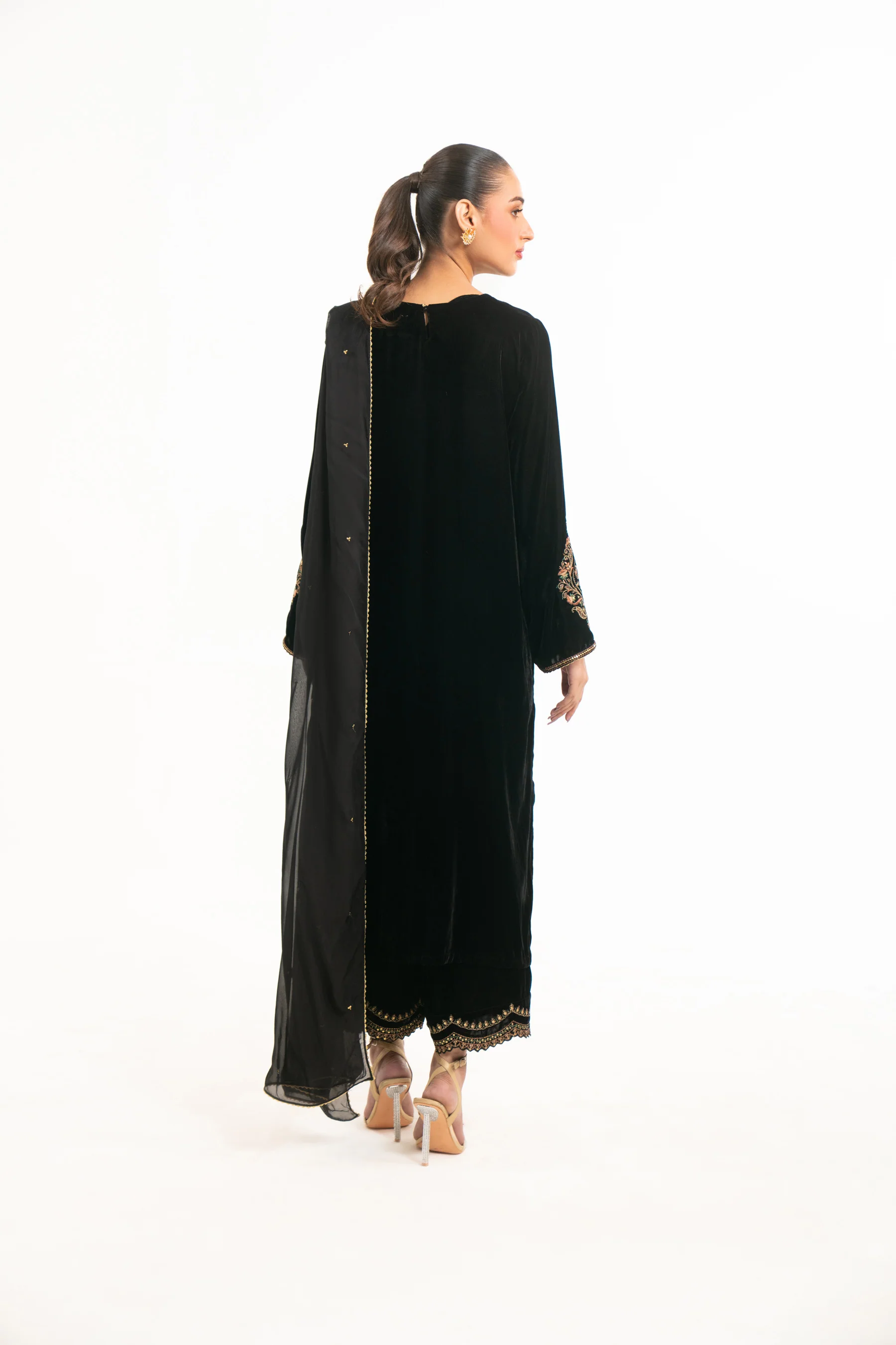 EMBROIDERED VELVET STITCHED DUPATTA (FACTORY E-OUTLET) - Image 6