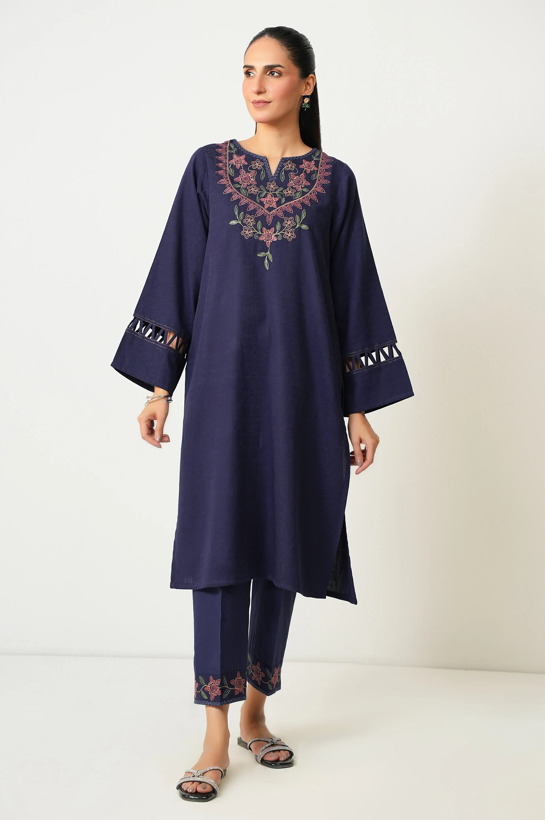 EMBROIDERED SUIT - Image 3